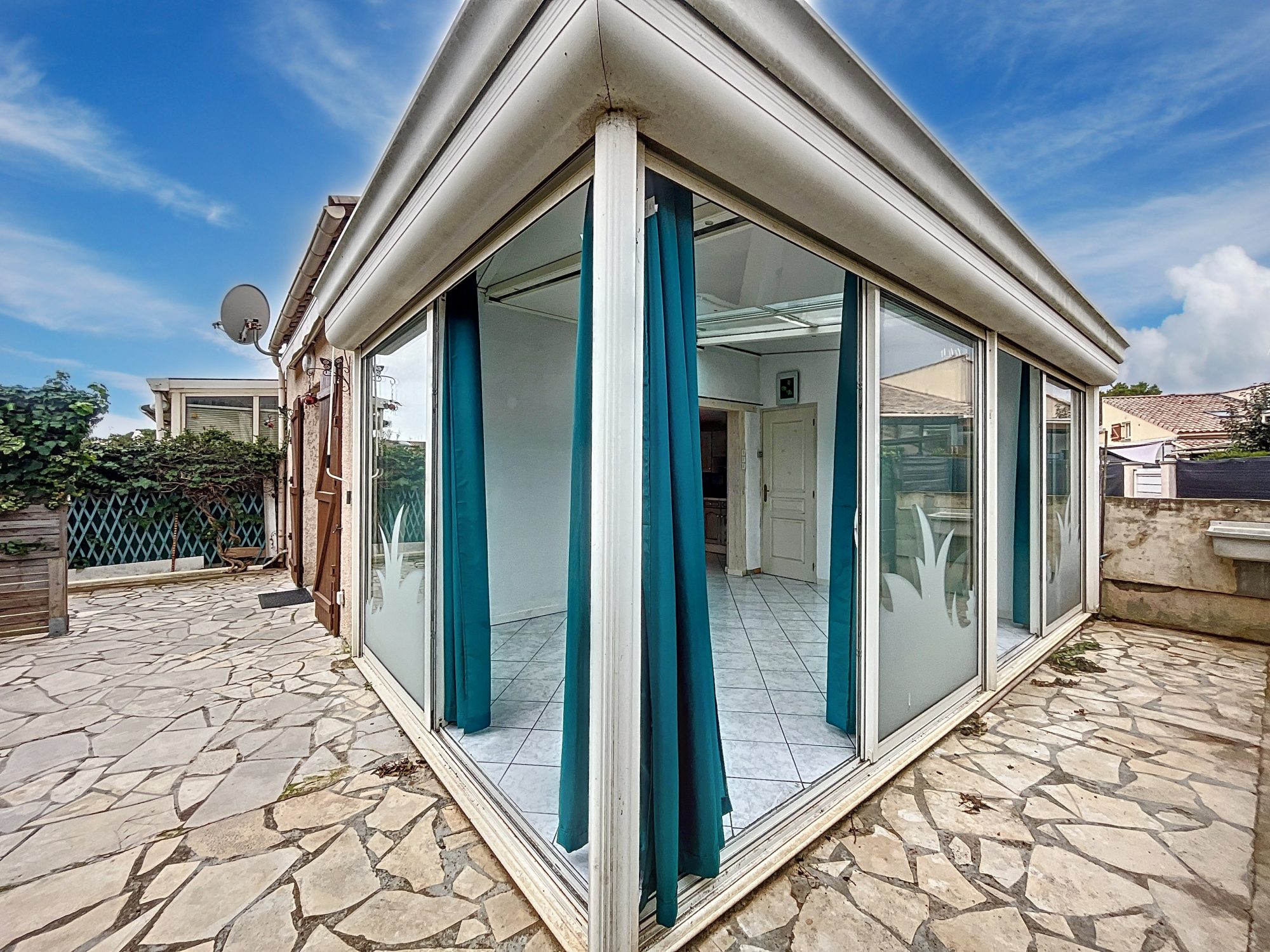 EXCLUSIVITÉ - VIC LA GARDIOLE :  Maison T2 + véranda, parking