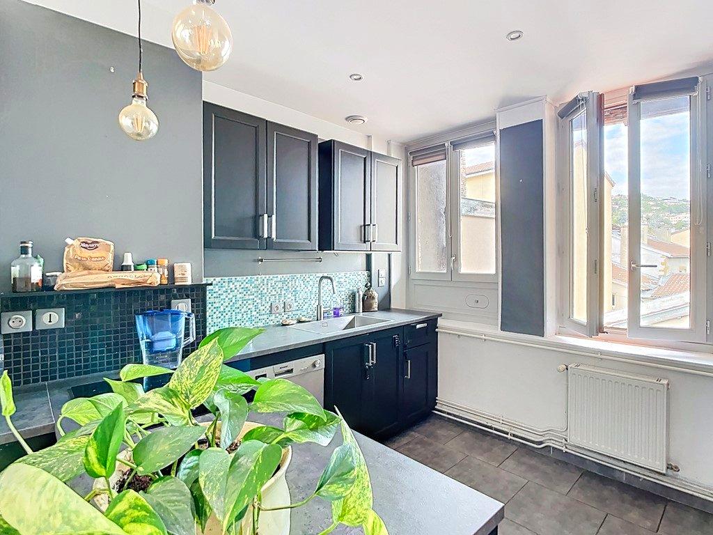 TARARE CENTRE – APPARTEMENT T3 EN DUPLEX – 70 M² – 2 CHAMBRES – LUMINEUX – AUCUN TRAVAUX – DPE : D