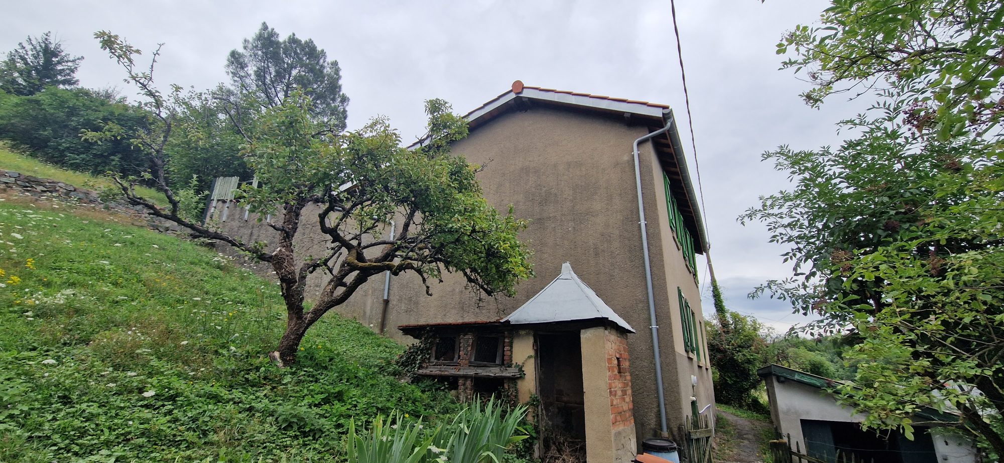 2 MAISONS environ 75m² ET 57m² + combles, caves, garage Vindry-sur-Turdine 69490