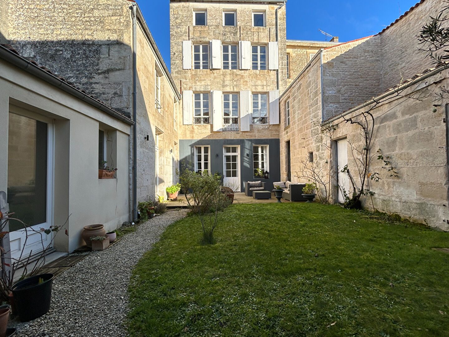Maison Niort 10 pièce(s) 293.25 m2