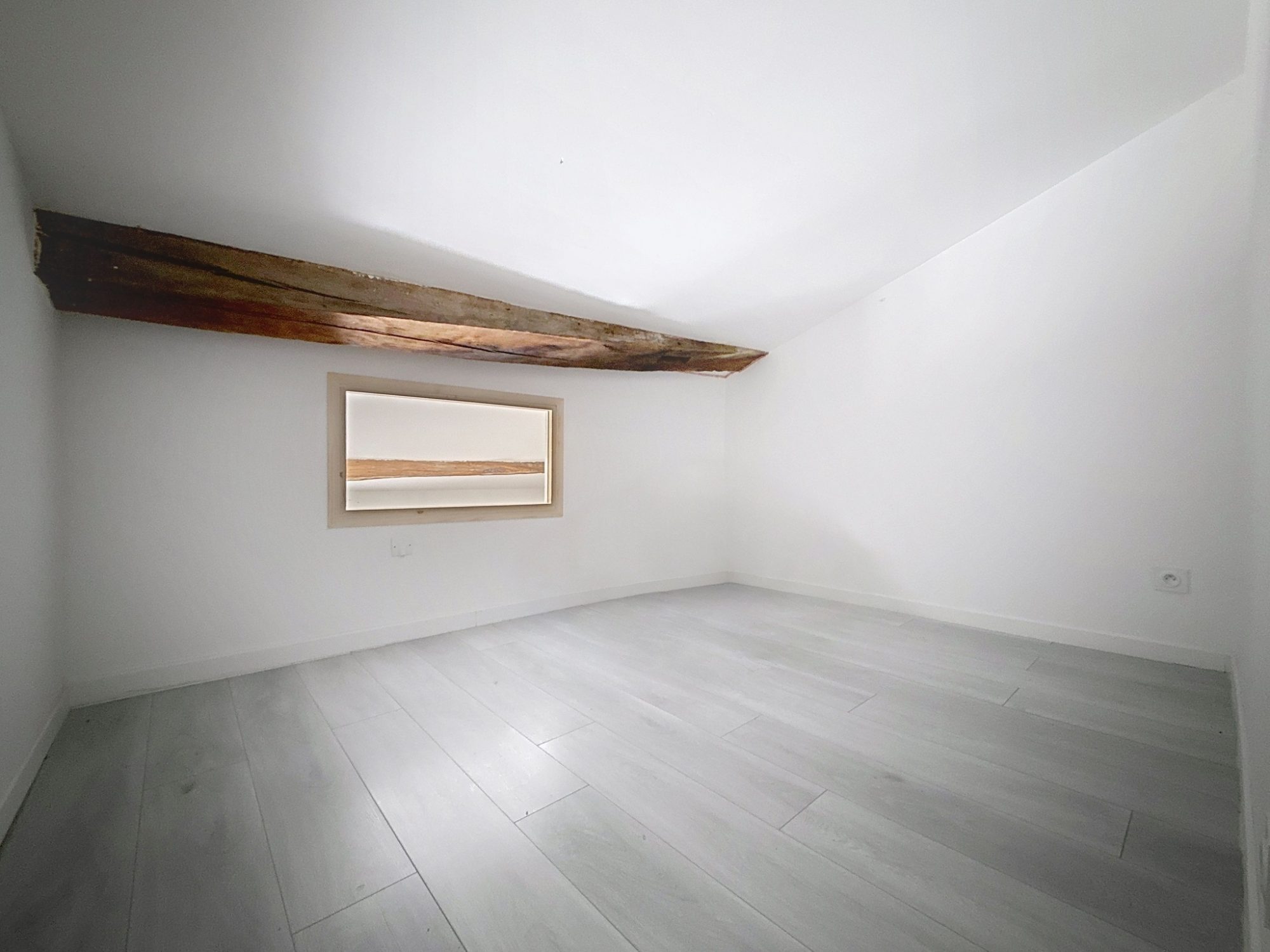 Duplex lumineux de 75 m² avec cachet de l’ancien – Thoissey Thoissey 01140