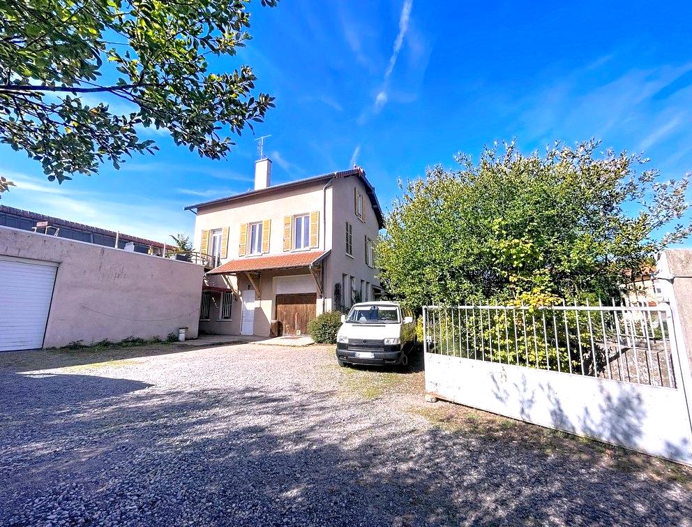 Espace, lumière et fort potentiel : cette maison réunit tout pour concrétiser vos projets, qu’ils soient familiaux, professionnels ou locatifs. Vindry-sur-Turdine 69490