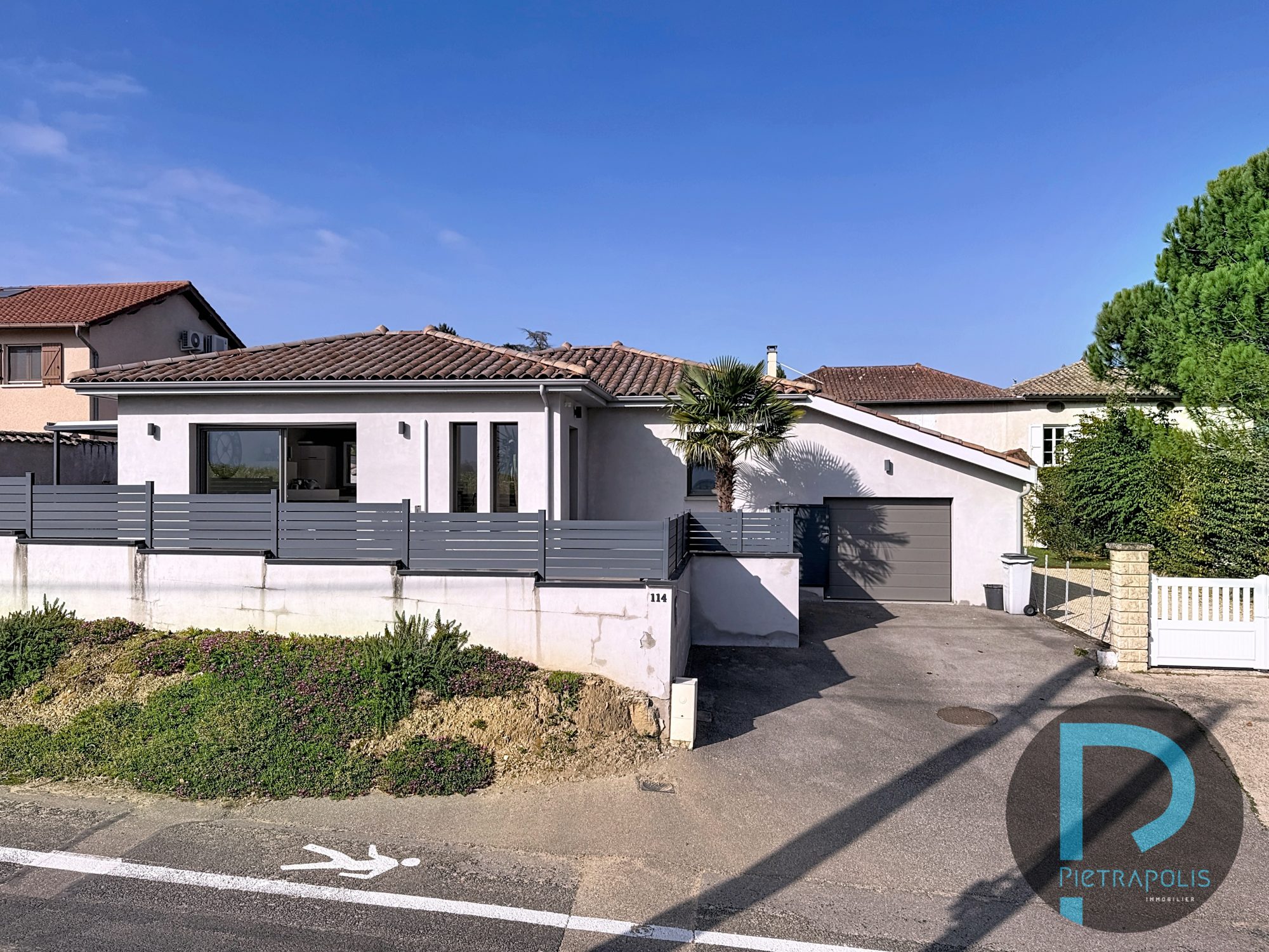 Maison de plain-pied de 92m² - 3 chambres - Terrain de 371m² - garage - 3 places de parkings Chaleins 01480