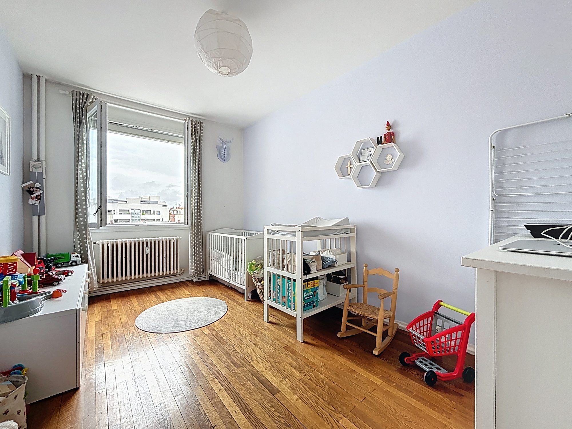 Beau T4 traversant, balcon, trois chambres, cave, local à vélo Lyon 69006