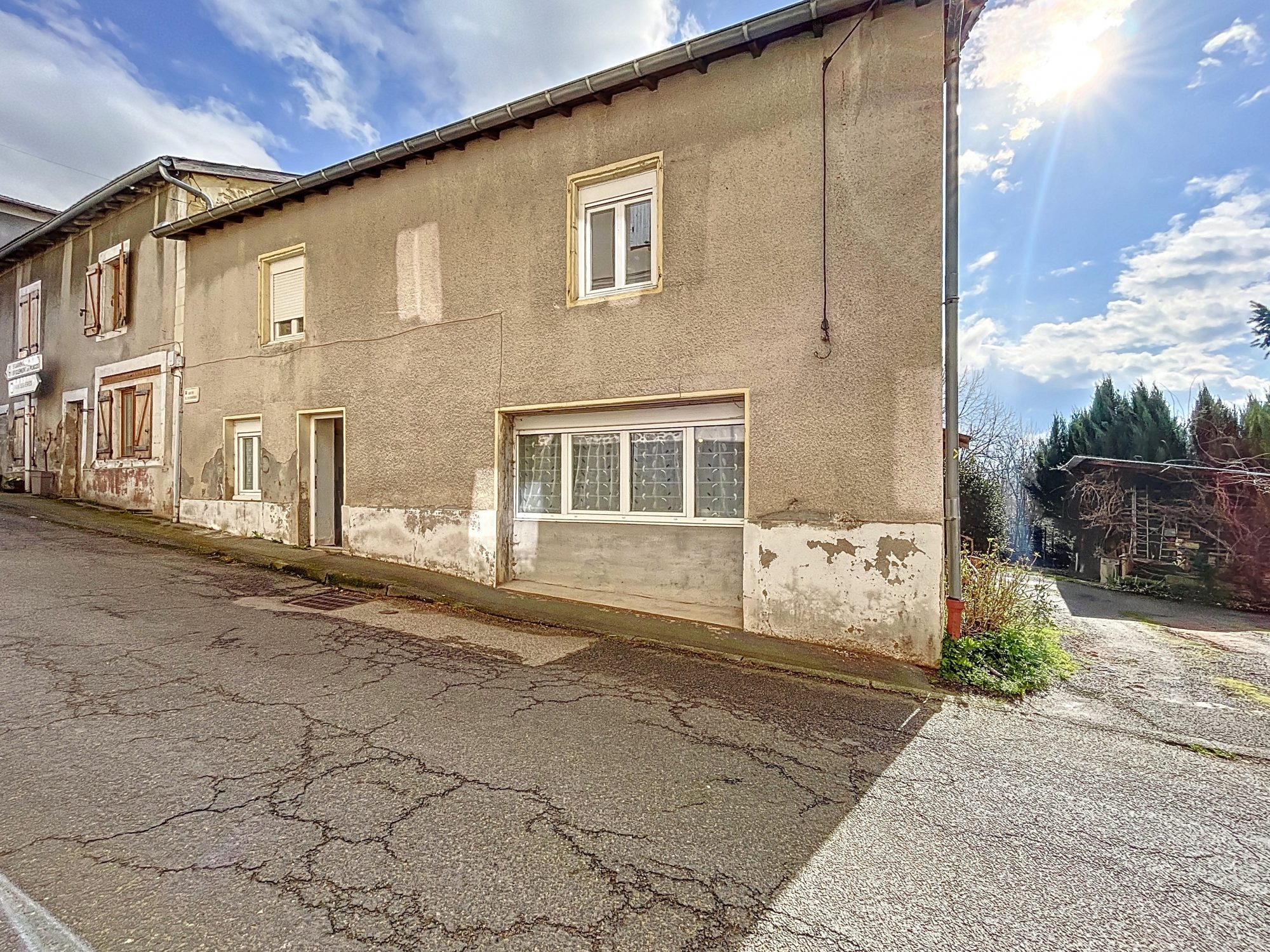 Maison de ville 175 m2 au coeur de Chambost-Longessaigne.