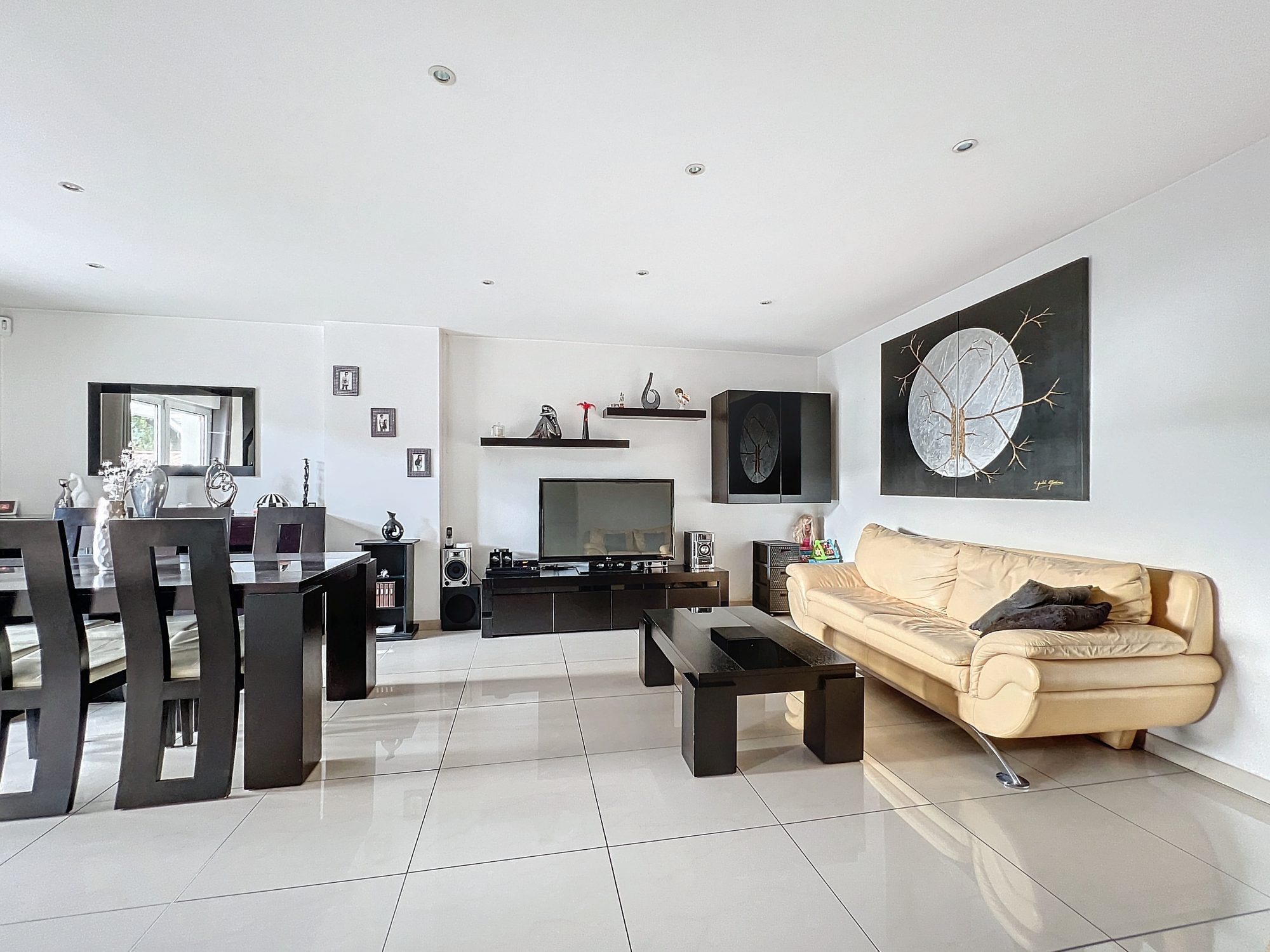 A NEUVILLE SUR SAONE, JOLIE MAISON DE 160m2 AVEC GARAGE SUR 1100m2 DE TERRAIN Neuville-sur-Saône 69250