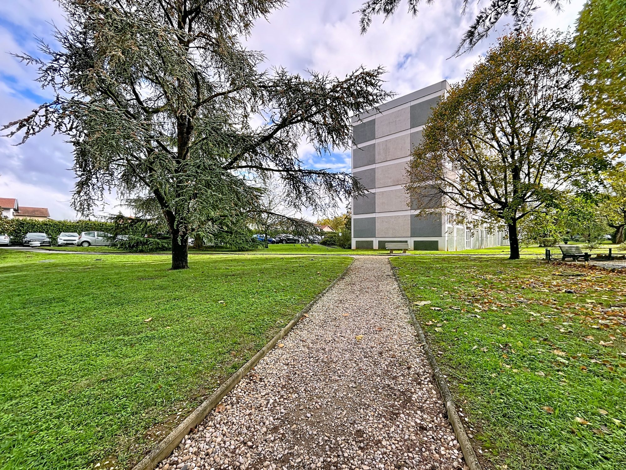 Très bel appartement lumineux au calme avec 3 chambres, cave et place de stationnement Décines-Charpieu 69150