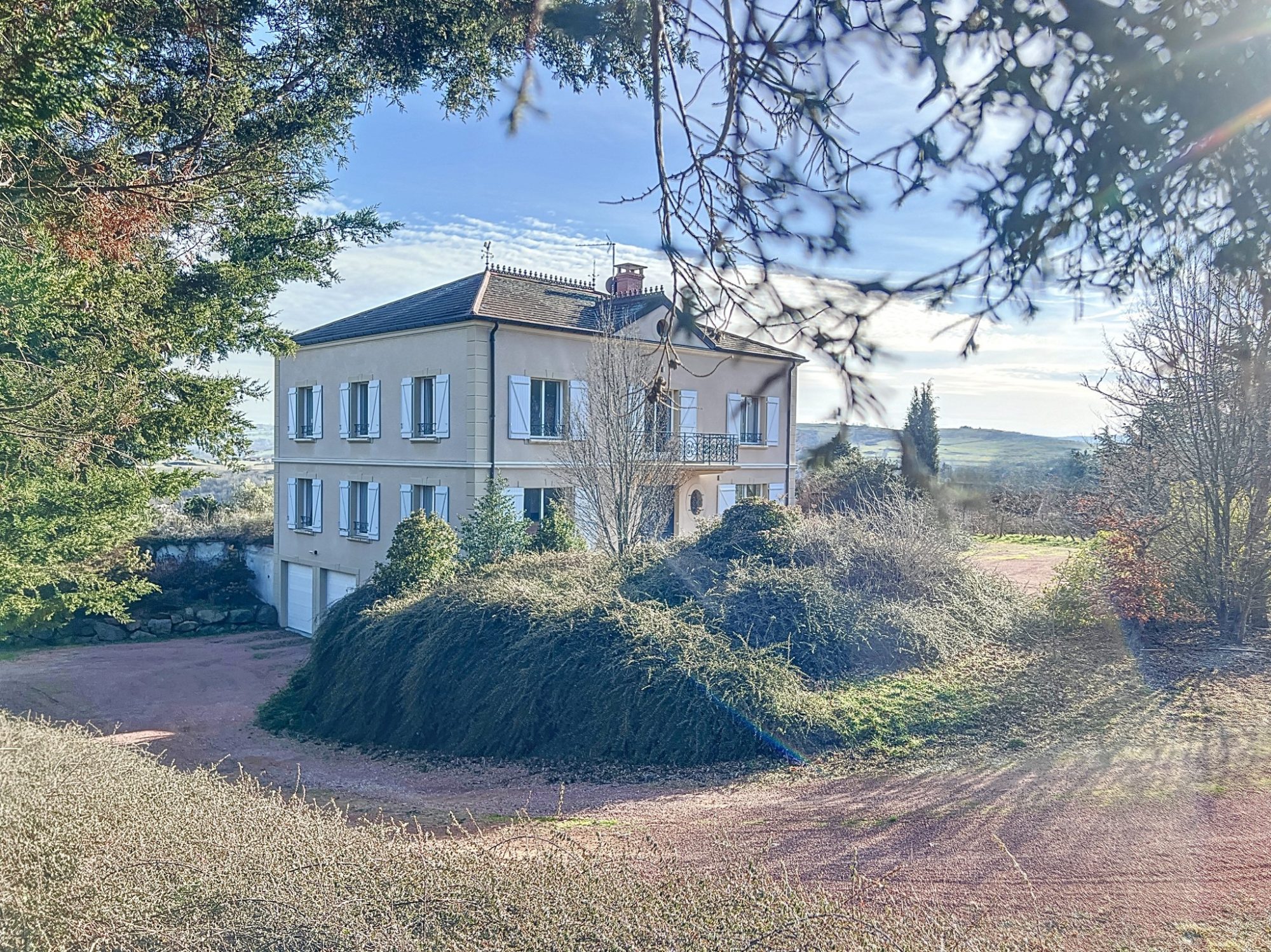 PROPRIETE BOURGEOISE DE 12 PIECES - 6 CHAMBRES - VUE DEGAGEE SUR LAC - CALME ET LUMINEUSE - EN ZONE NATURELLE - TERRAIN DE 5300 M² - GRAND STANDING