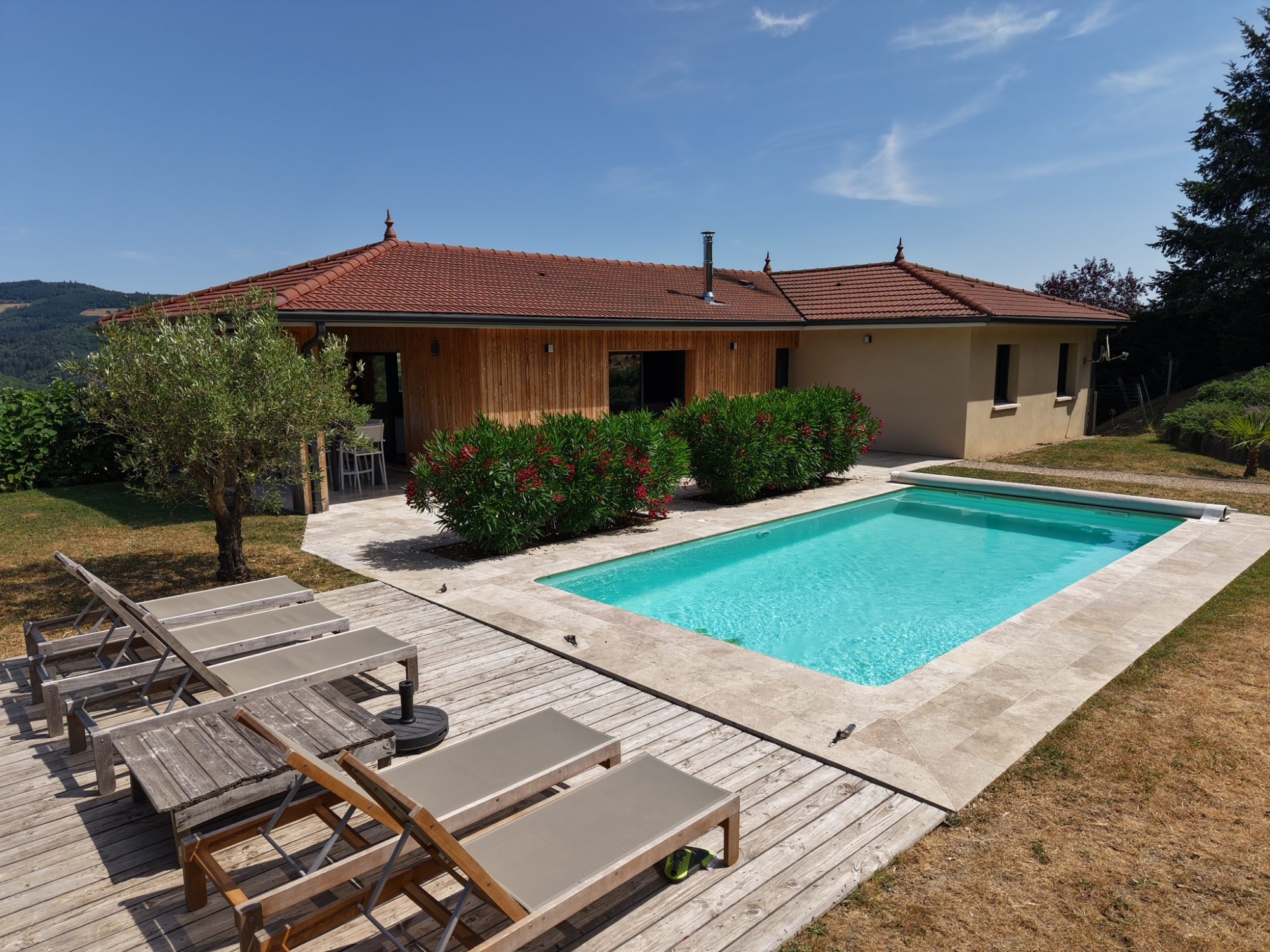 Maison moderne clé en mains de 2013 de type T5, 2500 m² de terrain,  belle pièce de vie, cuisine meublée équipée,  4 chambres, piscine 8x4 chauffée Vindry-sur-Turdine 69490