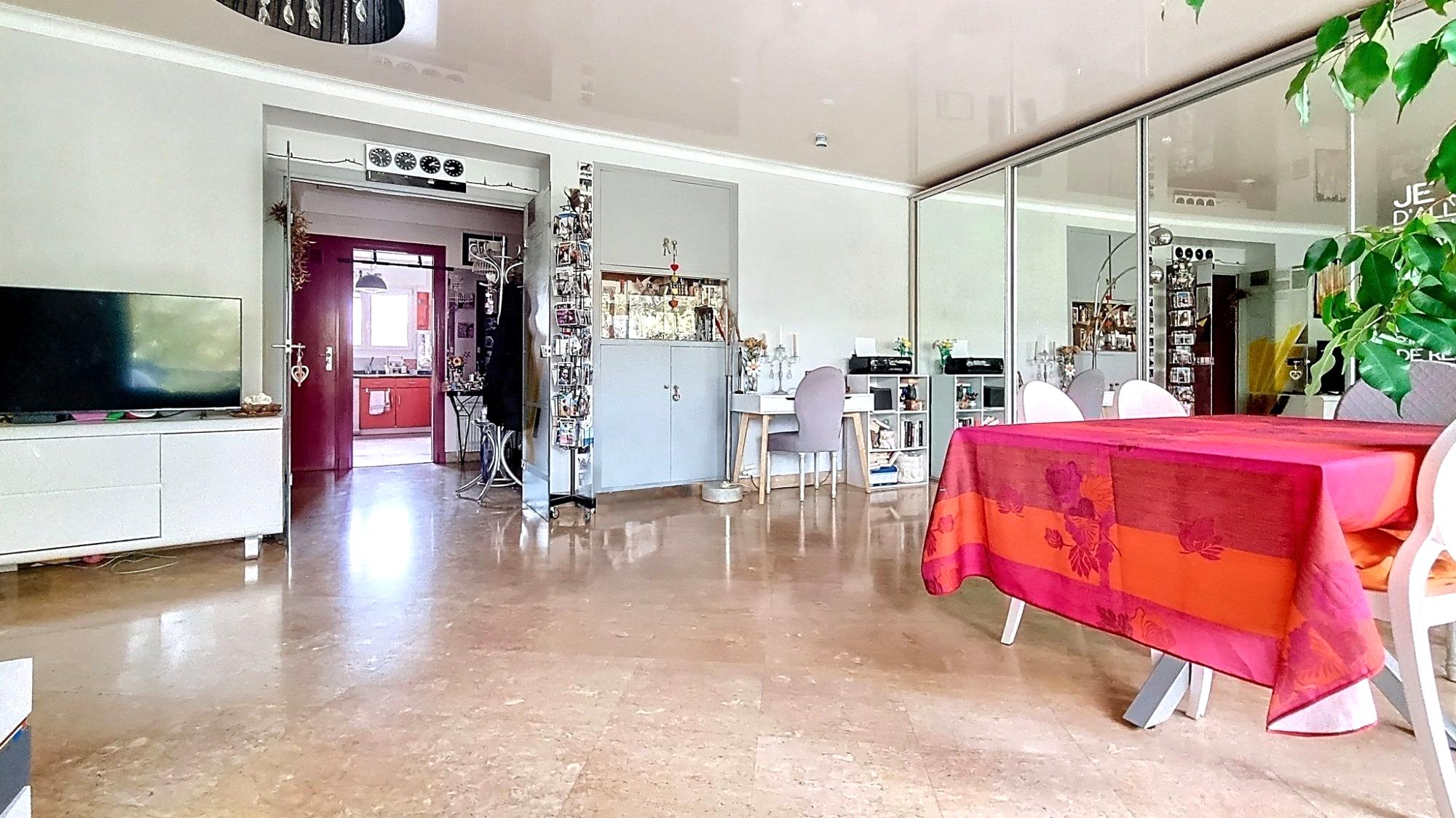 Appartement étage élevé, 2 balcons - Saxe Gambetta