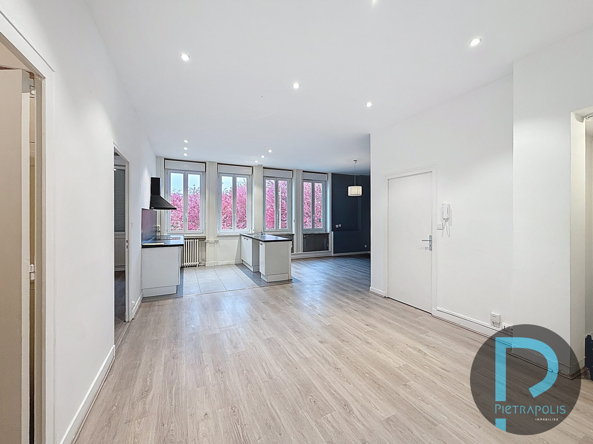 Appartement de 92m² - 3 chambres - Plein centre ville proche gare Villefranche S/S - 1 er étage sans ascenseur Villefranche-sur-Saône 69400