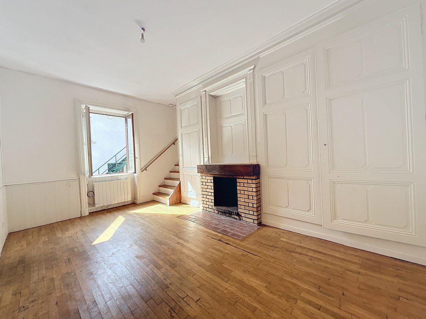 PROPRIETE DE 2 MAISONS - GRAND GARAGE 137 M² - TERRAIN 1,8 HECTARES - DEPENDANCES Sain-Bel 69210