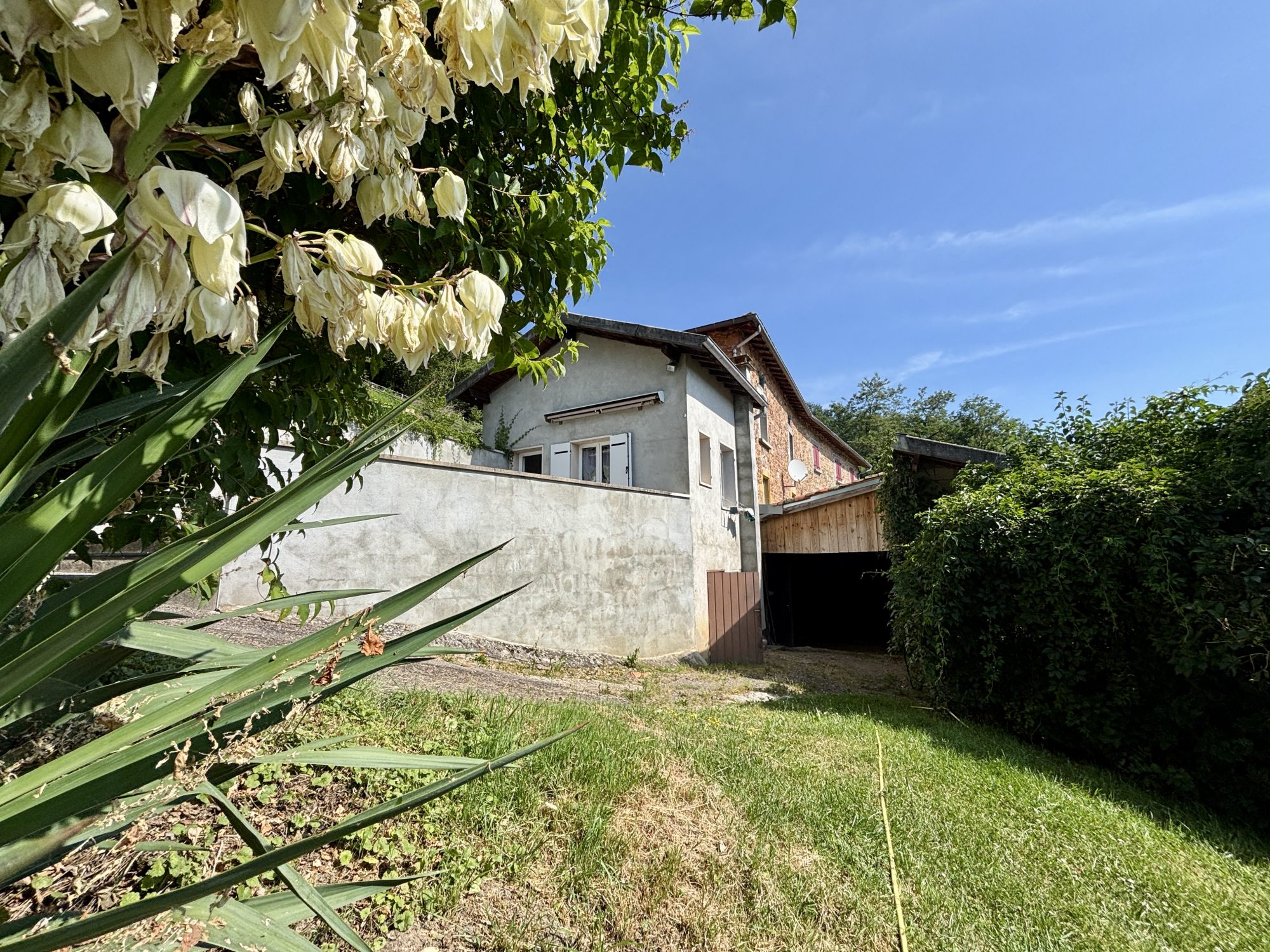 Maison à la campagne avec terrain et dépendances