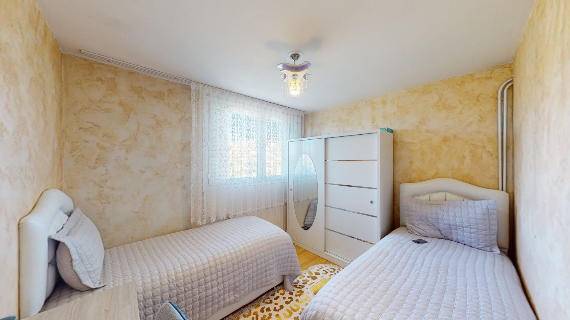 APPARTEMENT T4 91m2 au 15ÈME ET DERNIER ÉTAGE, GARAGE, FAIBLES CHARGES, VUE PANORAMIQUE, AUCUNS TRAVAUX! Firminy 42700