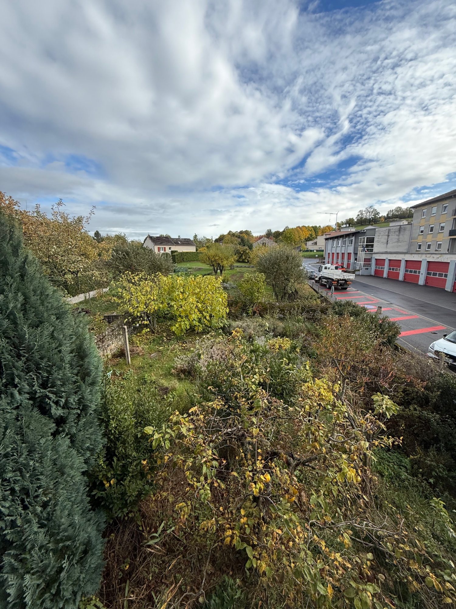 EXCLUSIVITE GTI ! Maison de ville avec terrain et dépendances. Yssingeaux 43200