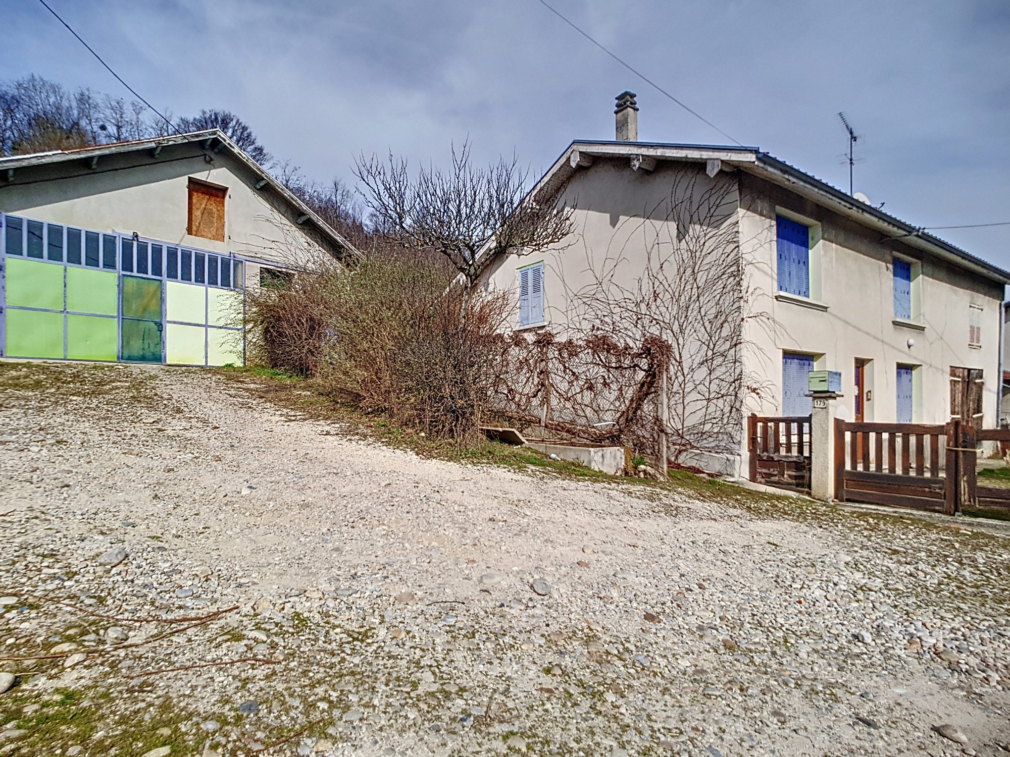 Maison à rénover avec gros potentiel Porte-des-Bonnevaux 38260
