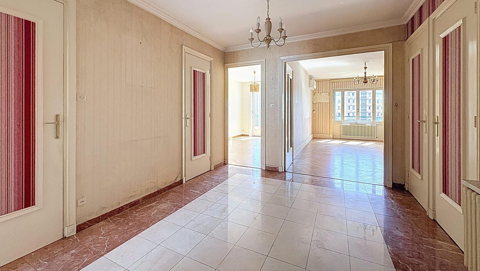 Grand T3 avec balcon et vue en dernier étage, garage possible
