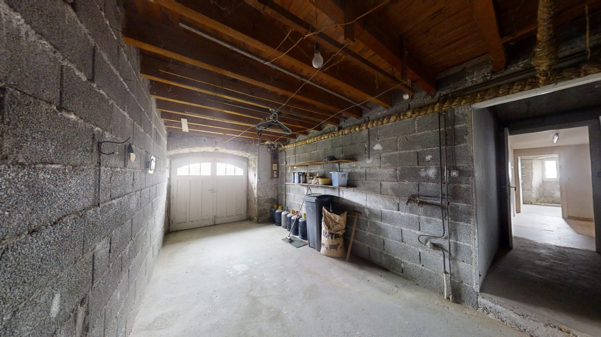 Maison en pierres mitoyenne avec garage et terrain d’environ 857 m2 Tence 43190