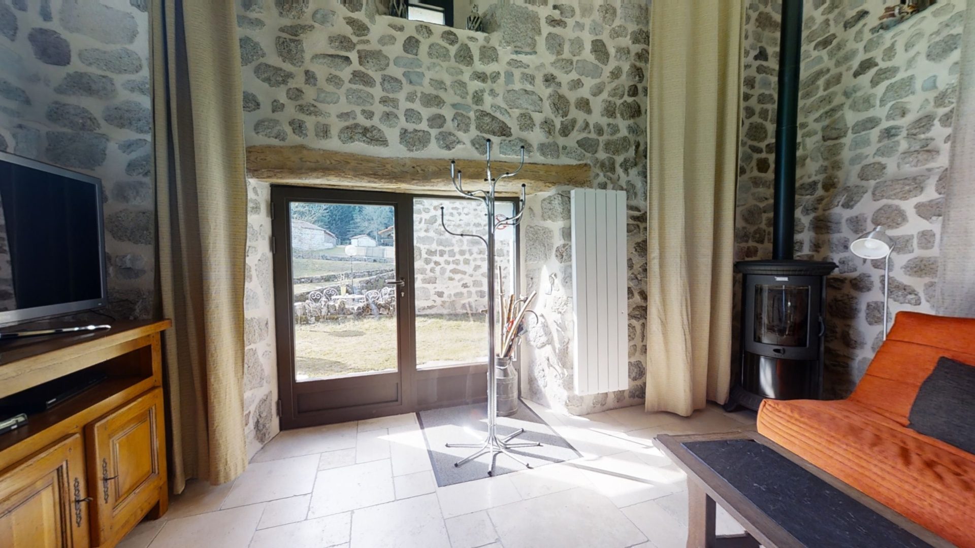 Bien d’exception loué en gîtes avec piscine intérieure Montregard 43290