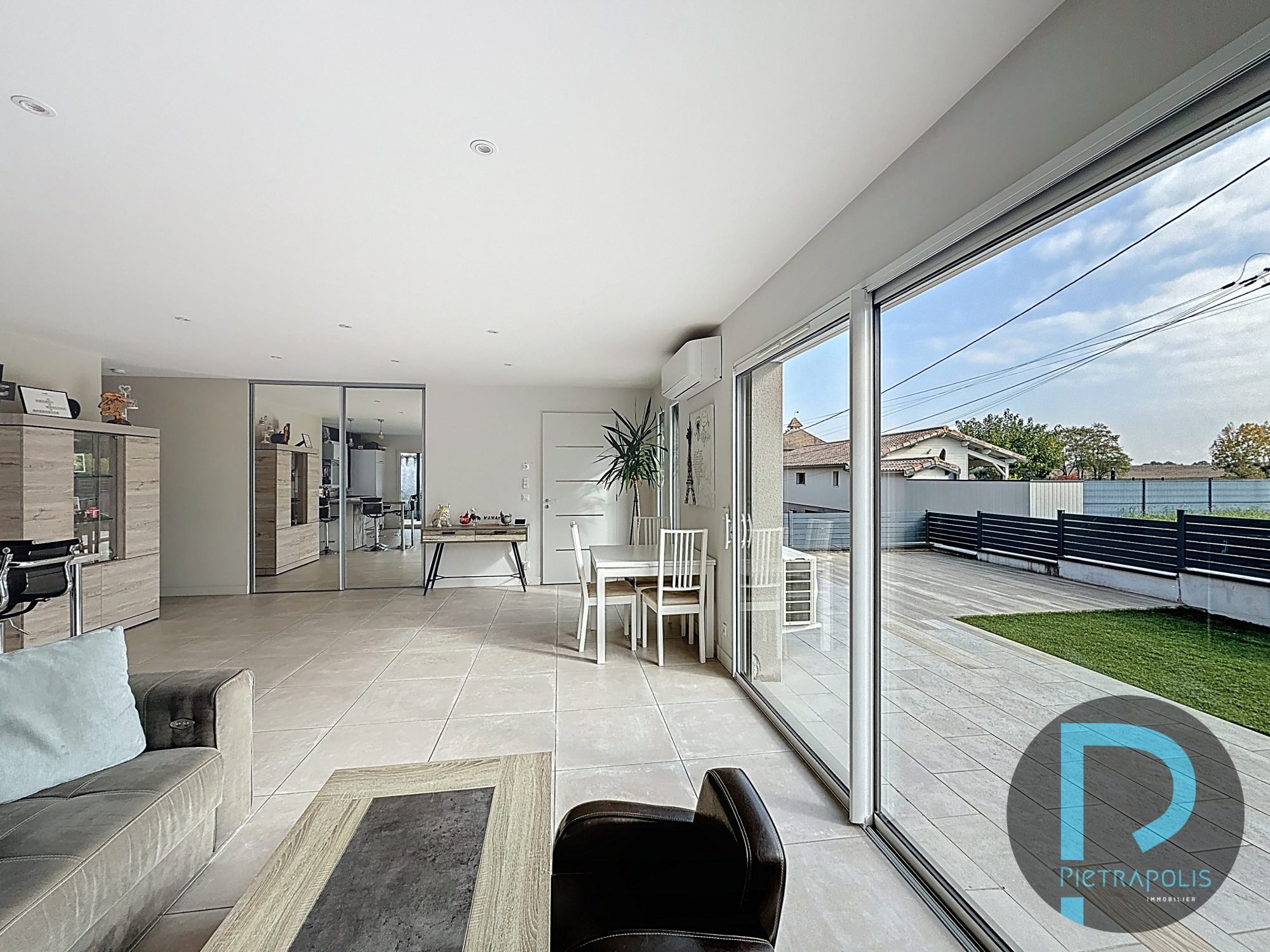 Maison de plain-pied de 92m² - 3 chambres - Terrain de 371m² - garage - 3 places de parkings Chaleins 01480