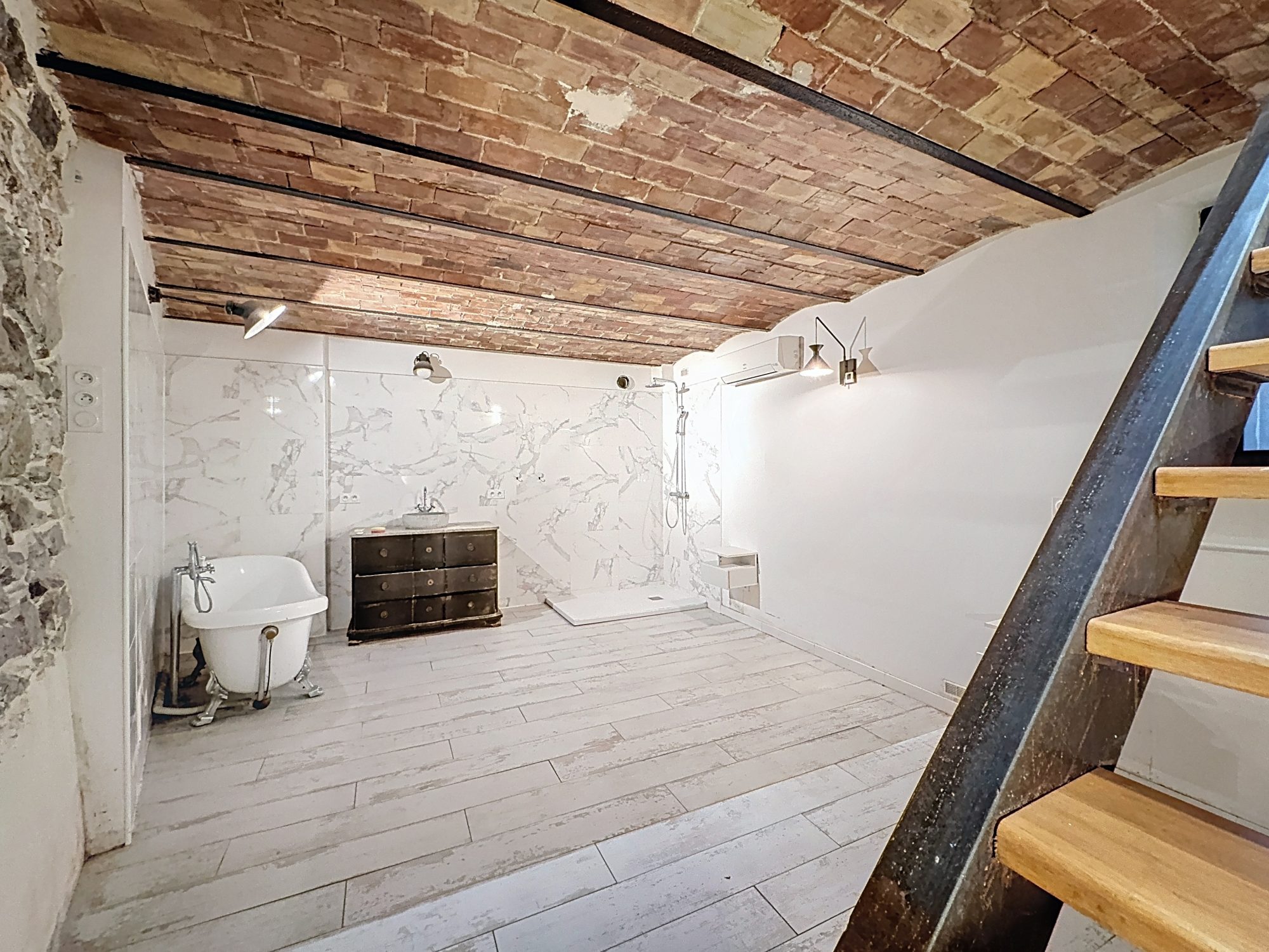 SÈTE - QUARTIER THÉÂTRE - AVENUE VICTOR HUGO : Appartement T4 81m² avec cour intérieur, local commercial 25m² Sète 34200