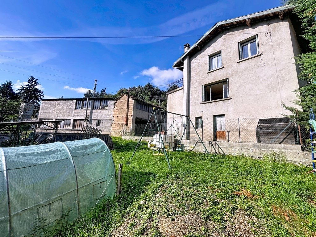 Maison familiale avec grande dépendance et terrain clos – Sail-sous-Couzan Sail-sous-Couzan 42890