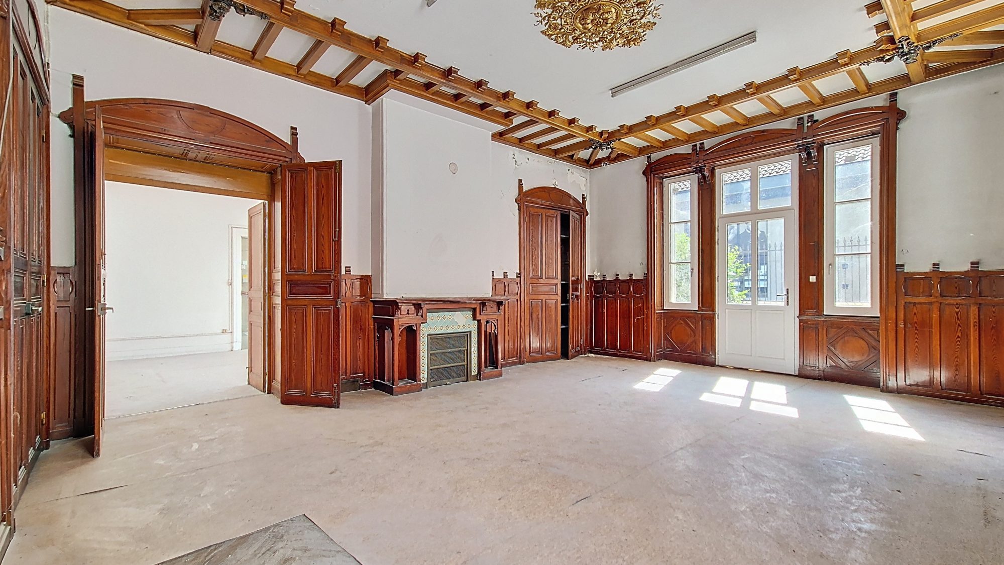 Plateau de 120 m² avec terrasse à rénover