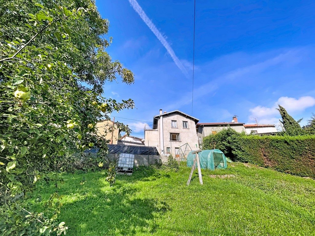 Maison familiale avec grande dépendance et terrain clos – Sail-sous-Couzan Sail-sous-Couzan 42890