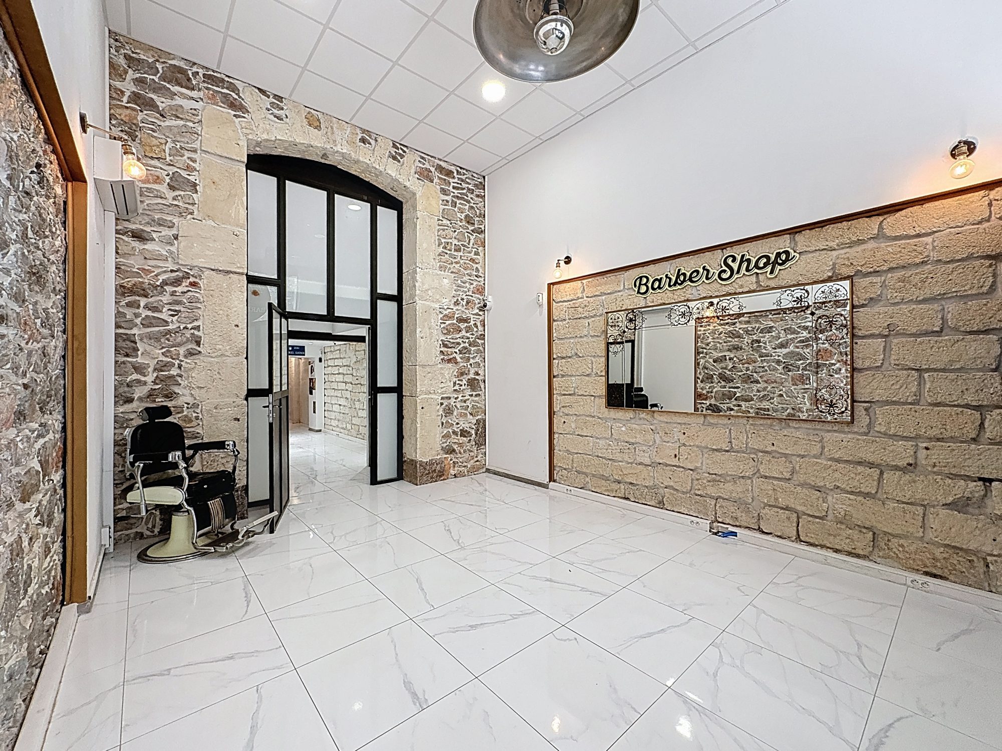 SÈTE - QUARTIER THÉÂTRE - AVENUE VICTOR HUGO : Murs Commerciaux + appartement de fonction totalisant 106m² Sète 34200