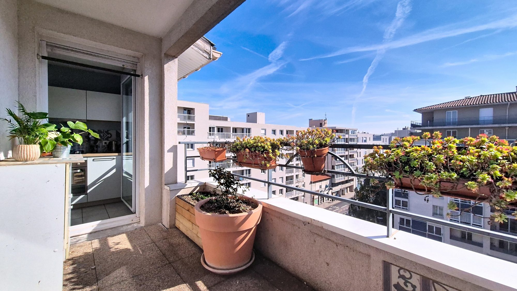 Lyon 3ᵉ – T2 dernier étage avec balcon, vue dégagée, parking et cave Lyon 69003