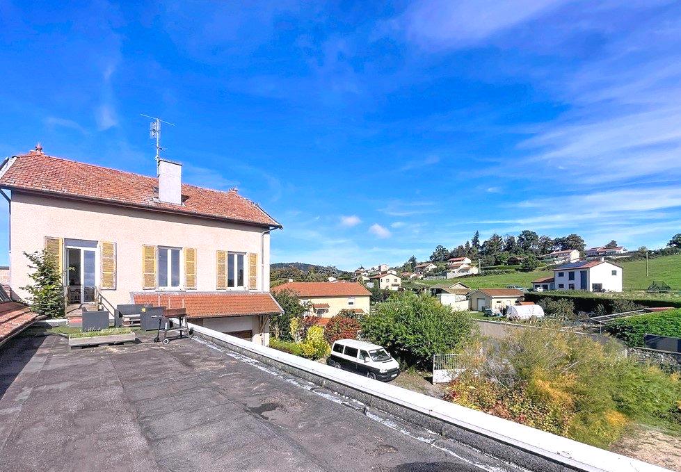 Espace, lumière et fort potentiel : cette maison réunit tout pour concrétiser vos projets, qu’ils soient familiaux, professionnels ou locatifs. Villechenève 69770