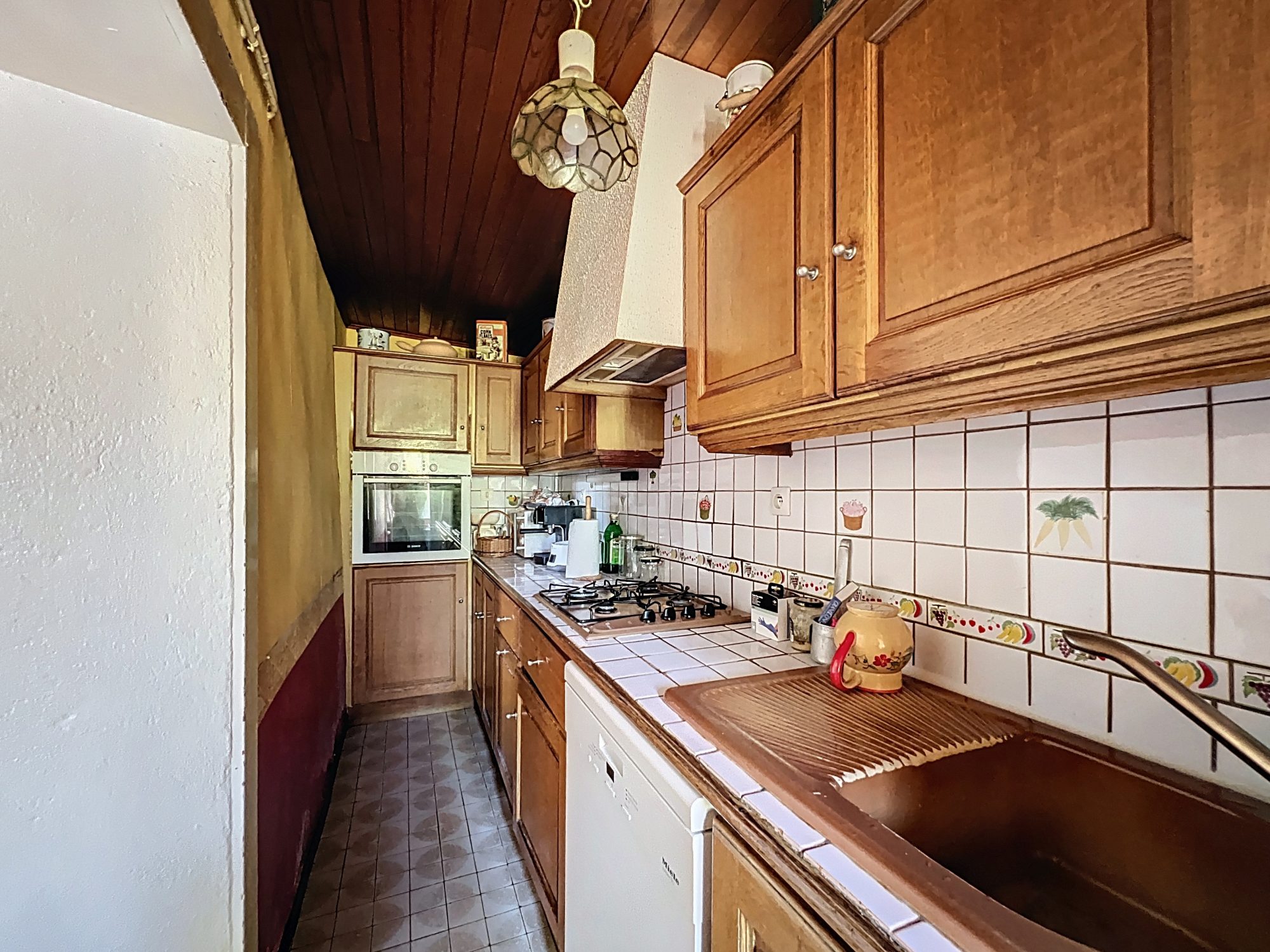 EN PLEIN CENTRE DE CIVRIEUX - MAISON DE 200m2- TERRAIN -GRANGE Civrieux 01390