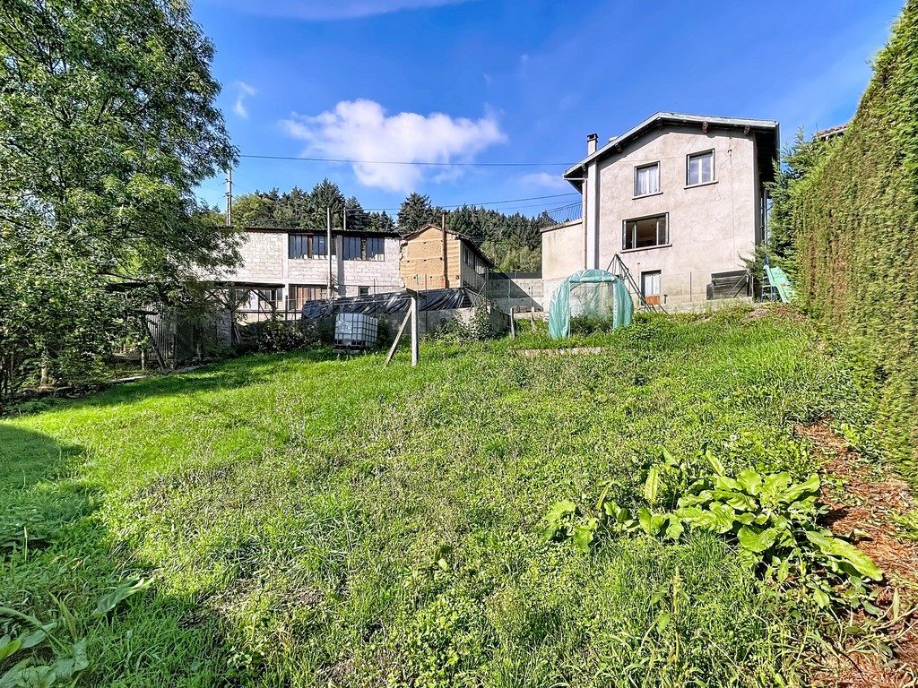 Maison familiale avec grande dépendance et terrain clos – Sail-sous-Couzan (42890)