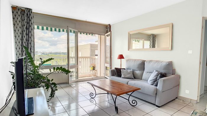 T4 de 82m2, dernière étage avec cave et place de parking