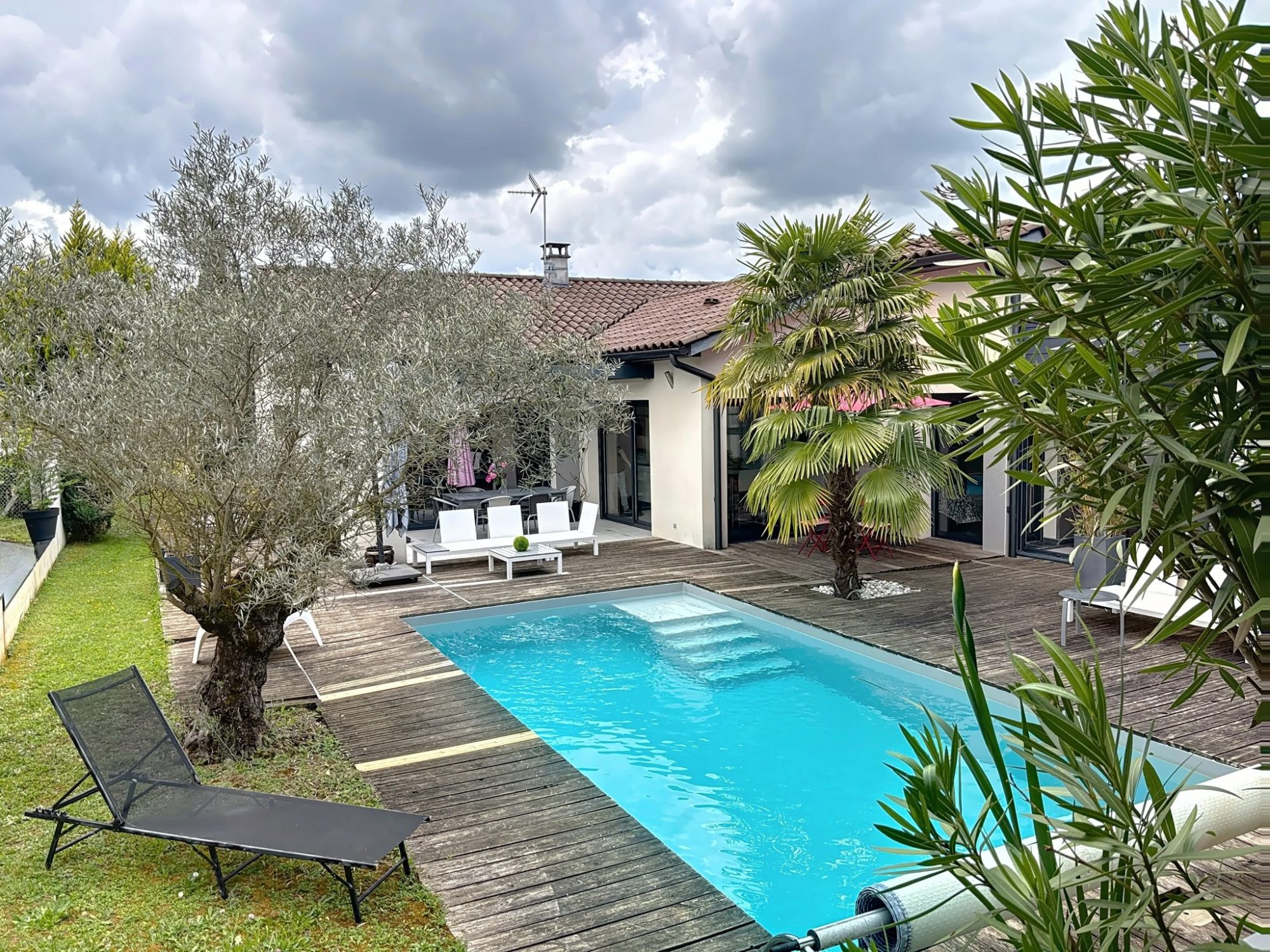 Maison Fareins 140m² de plain-pied, piscine, calme, 50m² de dépendances, Garage double