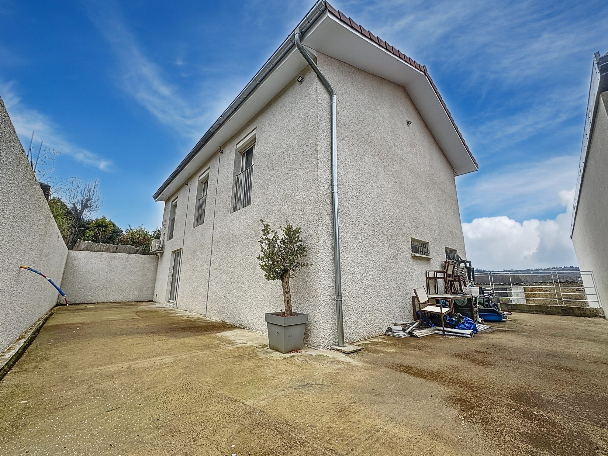 En Exclusivité, 12Bis Rue Etienne Perrot à Pont Evêque, Maison de village de 148m2 avec 5 chambres et une très belle terrasse de 55m2