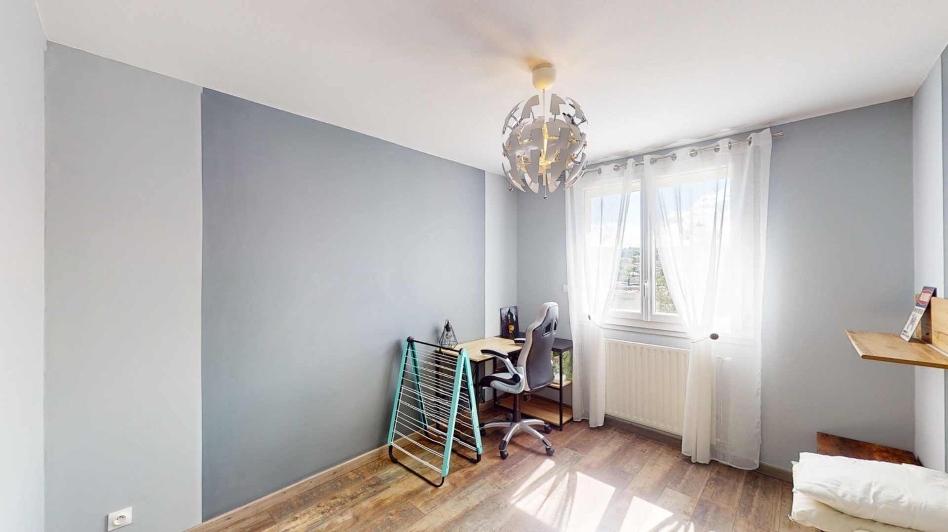 APPARTEMENT RENOVÉ RÉCEMMENT 77m2, BALCON, GARAGE, PARKING PRIVATIF, 3 CHAMBRES, CUISINE ÉQUIPÉE, ISOLATION EXTÉRIEURE, FAIBLES CHARGES, COPROPRIÉTÉ SÉCURISÉE, CAVE, ESPACES VERTS, PROCHE TOUTES COMMODITÉS Unieux 42240