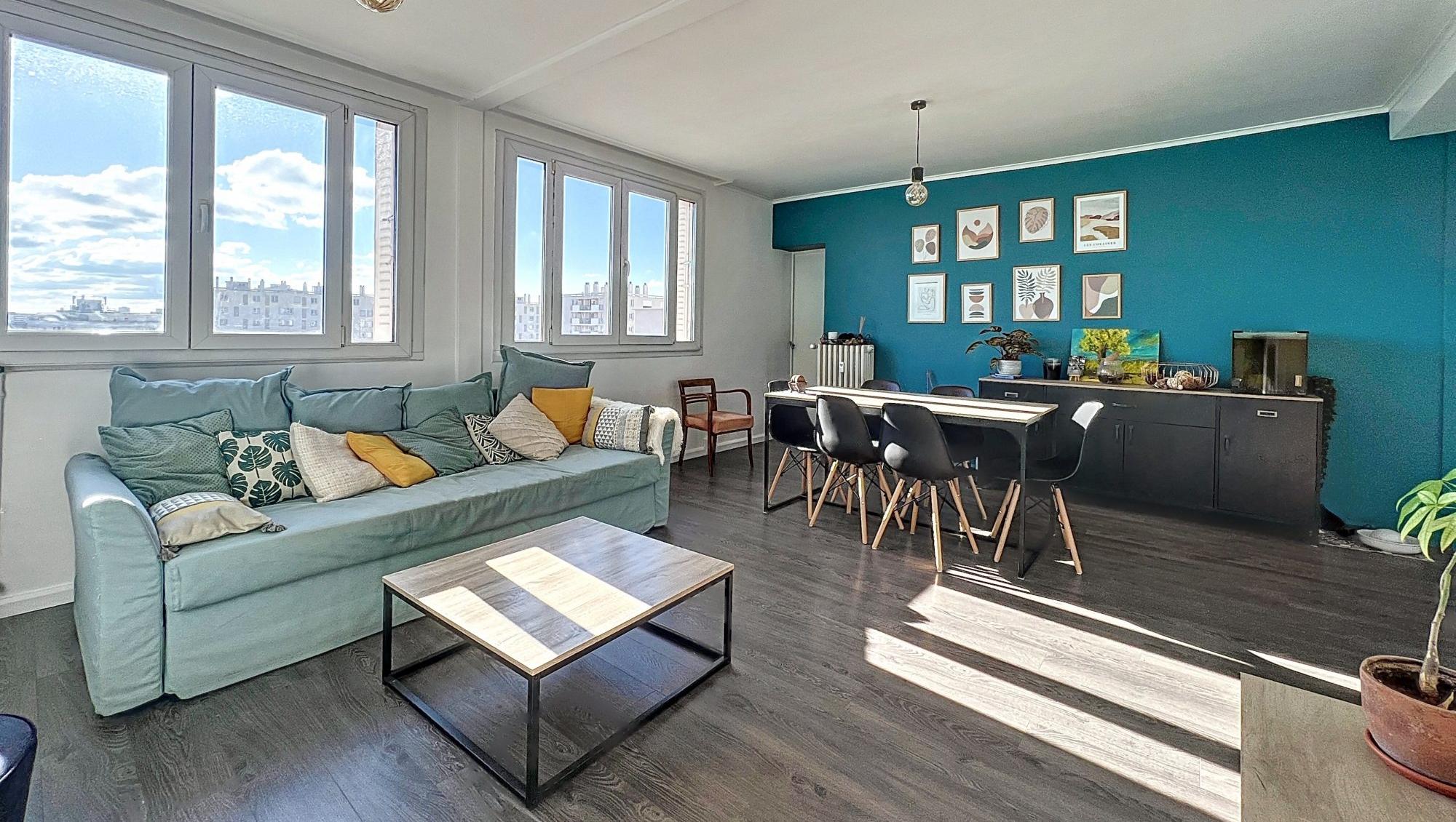 Gratte Ciel - Dernier étage, 63 m², 2 chambres, 2 loggias. Cave. Garage possible.