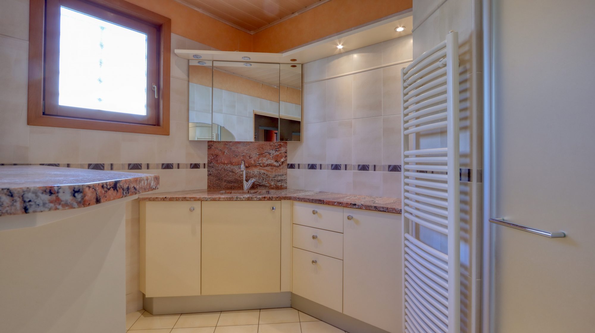 La Boisse -Maison de 126m2 carrez - Terrain 1030m2- combles aménageables 137m2-Sous-sol 140m2 La Boisse 01120