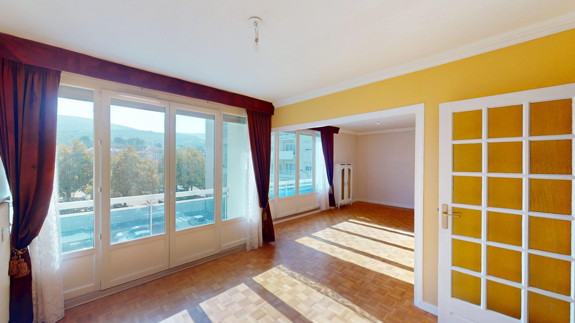 APPARTEMENT T4 101m², 3ÈME ÉTAGE AVEC ASCENSEUR, 3 CHAMBRES, BALCON, LOGGIA, LOGEMENT PERFORMANT, DPE C, AUCUNS TARVAUX À PRÉVOIR, PROCHE TOUTES COMMODITÉS! Le Chambon-Feugerolles 42500