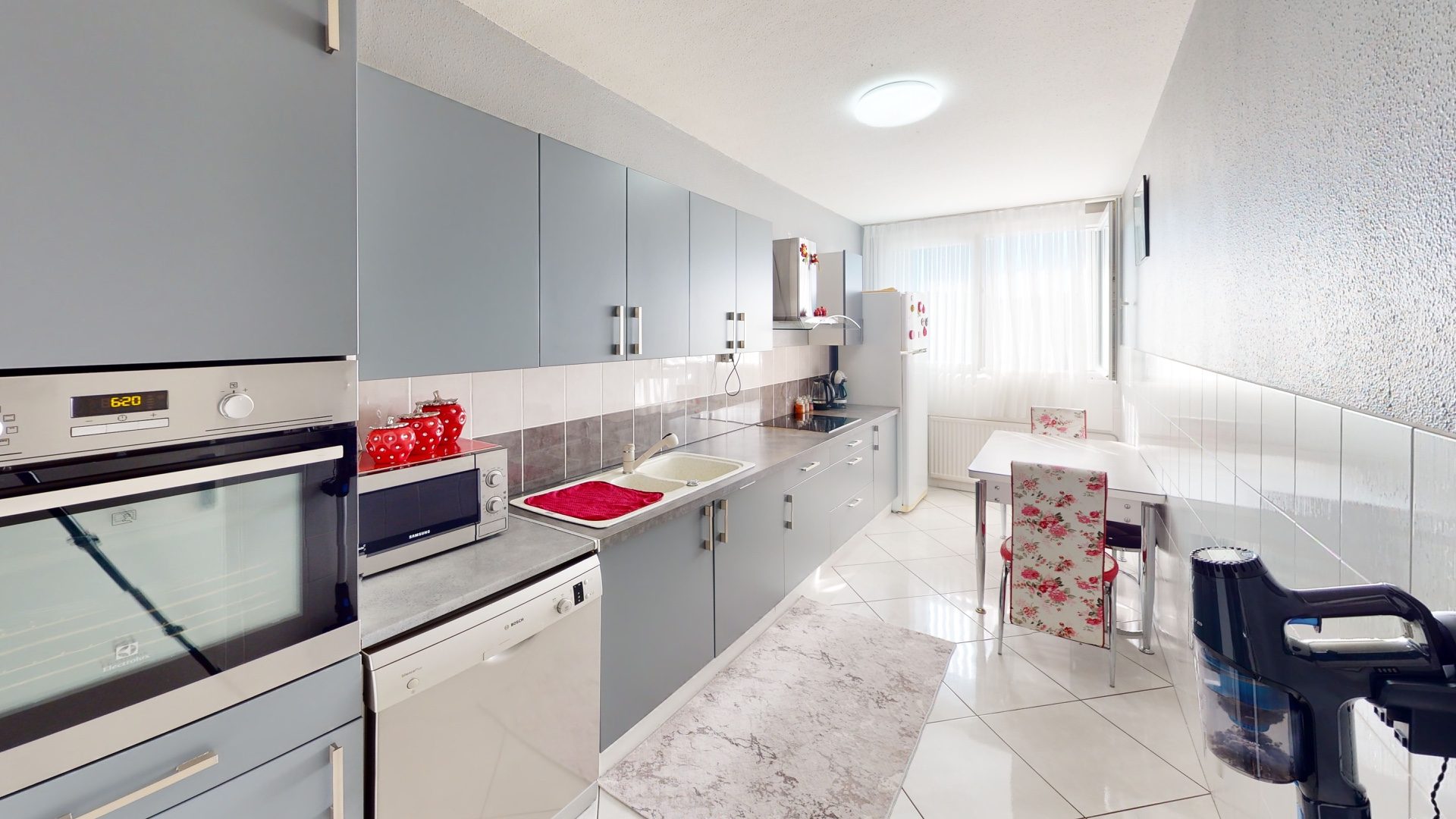 APPARTEMENT T4 91m2 au 15ÈME ET DERNIER ÉTAGE, GARAGE, FAIBLES CHARGES, VUE PANORAMIQUE, AUCUNS TRAVAUX! Firminy 42700