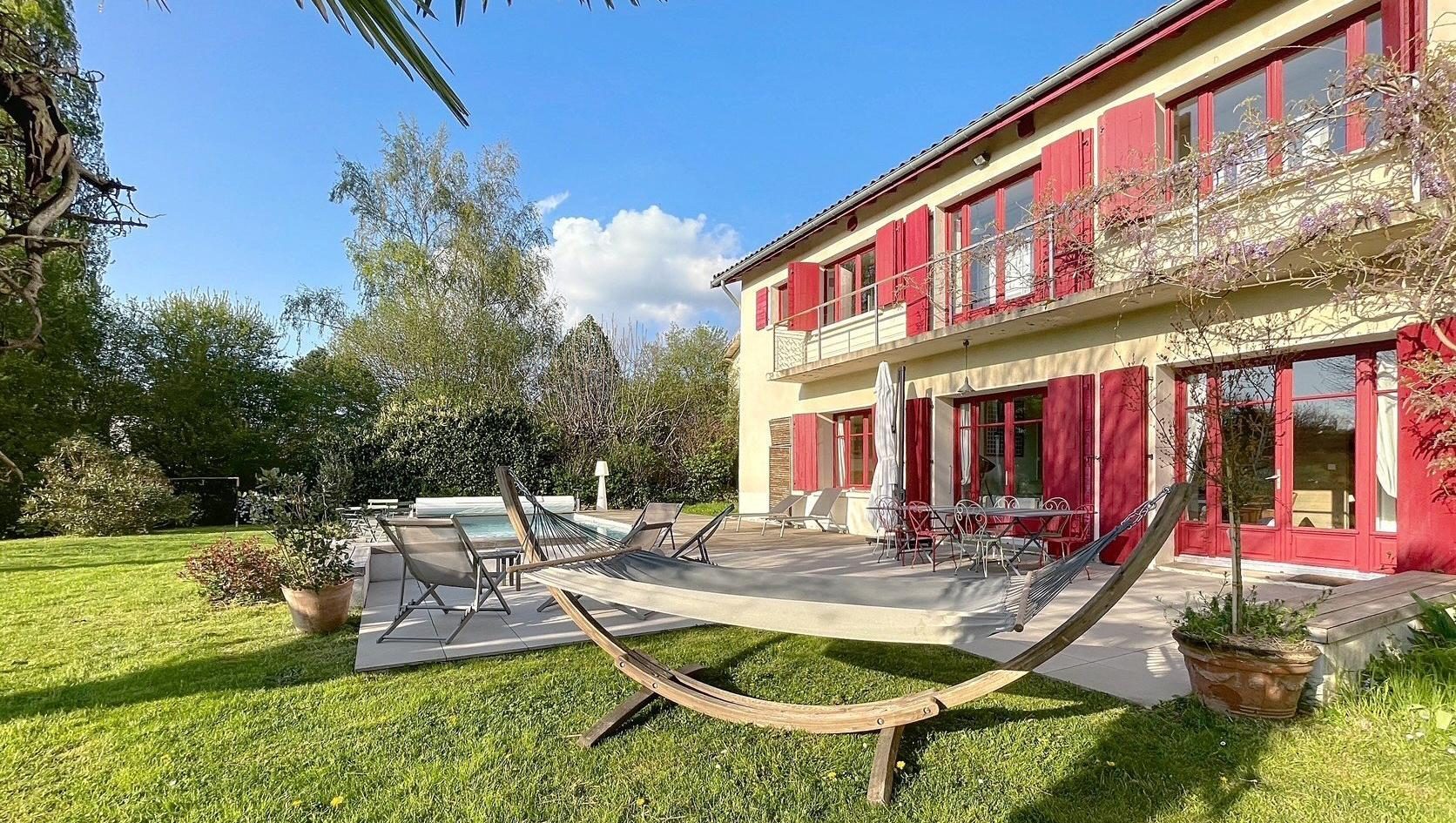 Grande maison familiale avec dépendances