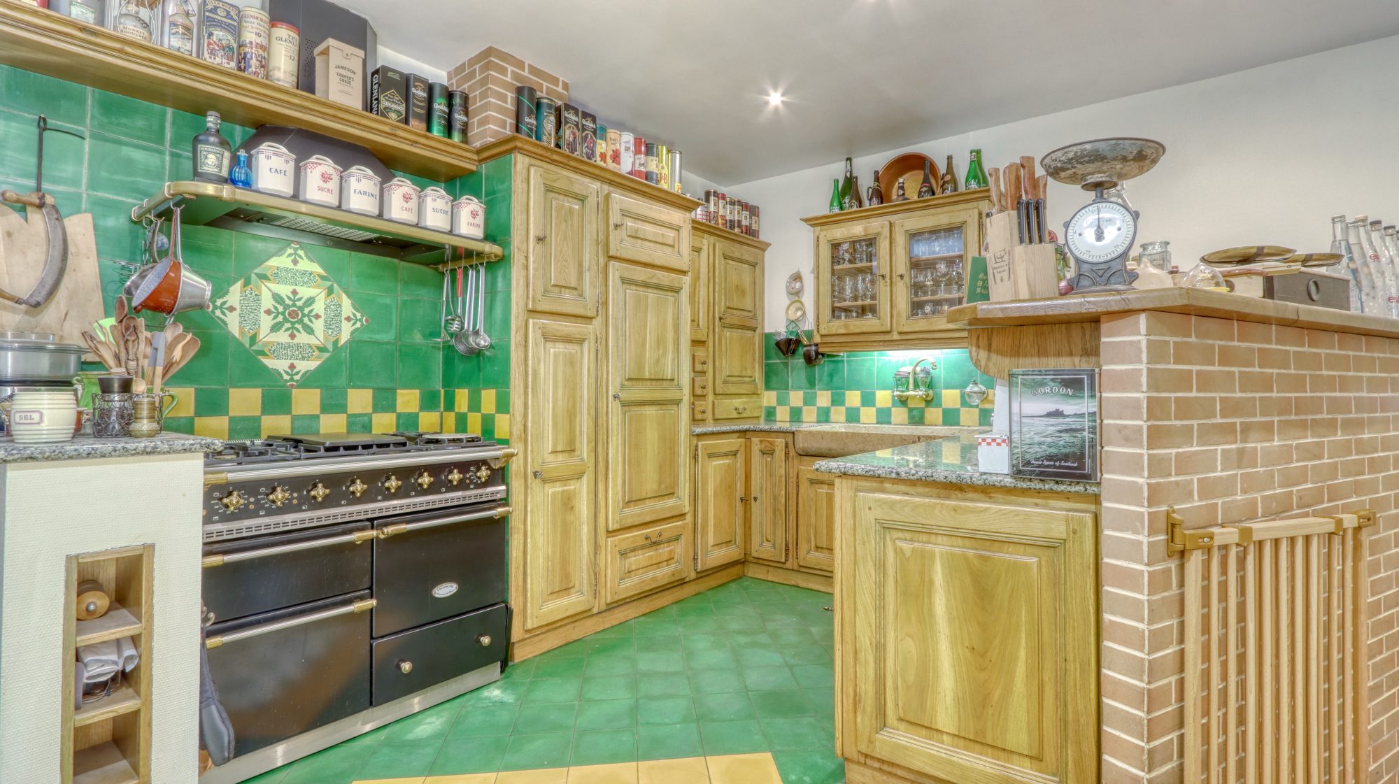 Propriété de 205 m² habitable + appartement T2 indépendant  + 721 m² conctructible + parc arboré Crémieu 38460