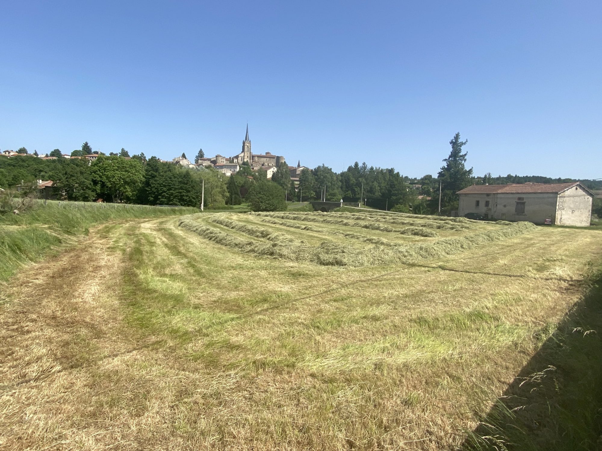 Terrain de 2500m² env avec jolie vue sur le bourg