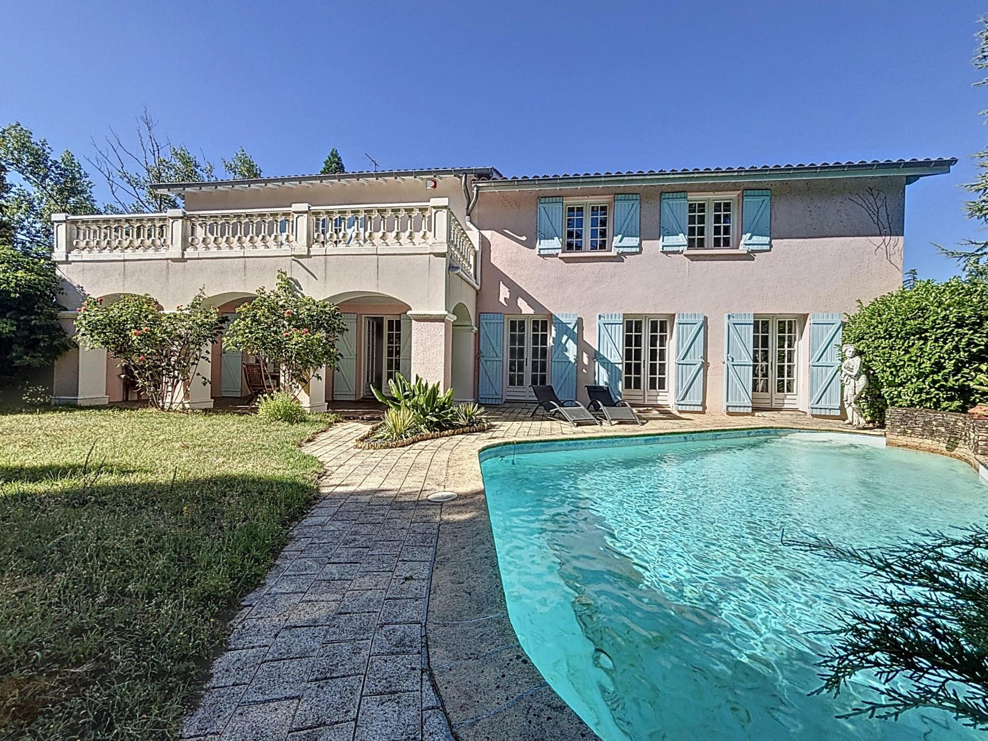 Villa de 278 m² habitable + sous-sol complet, 9 pièces, 6 chambres, terrain arboré de 3000 m² avec piscine.