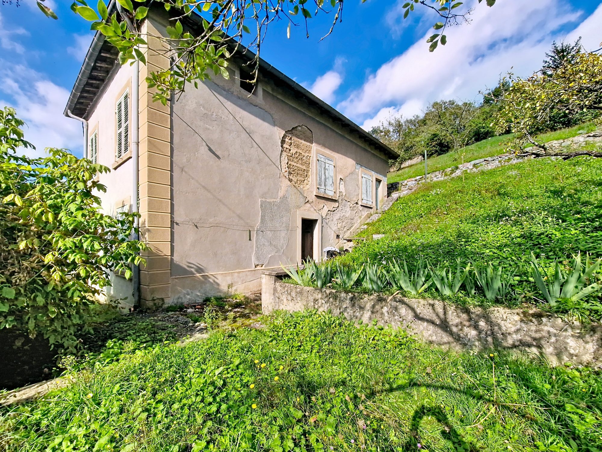 2 MAISONS environ 75m² ET 57m² + combles, caves, garage Vindry-sur-Turdine 69490
