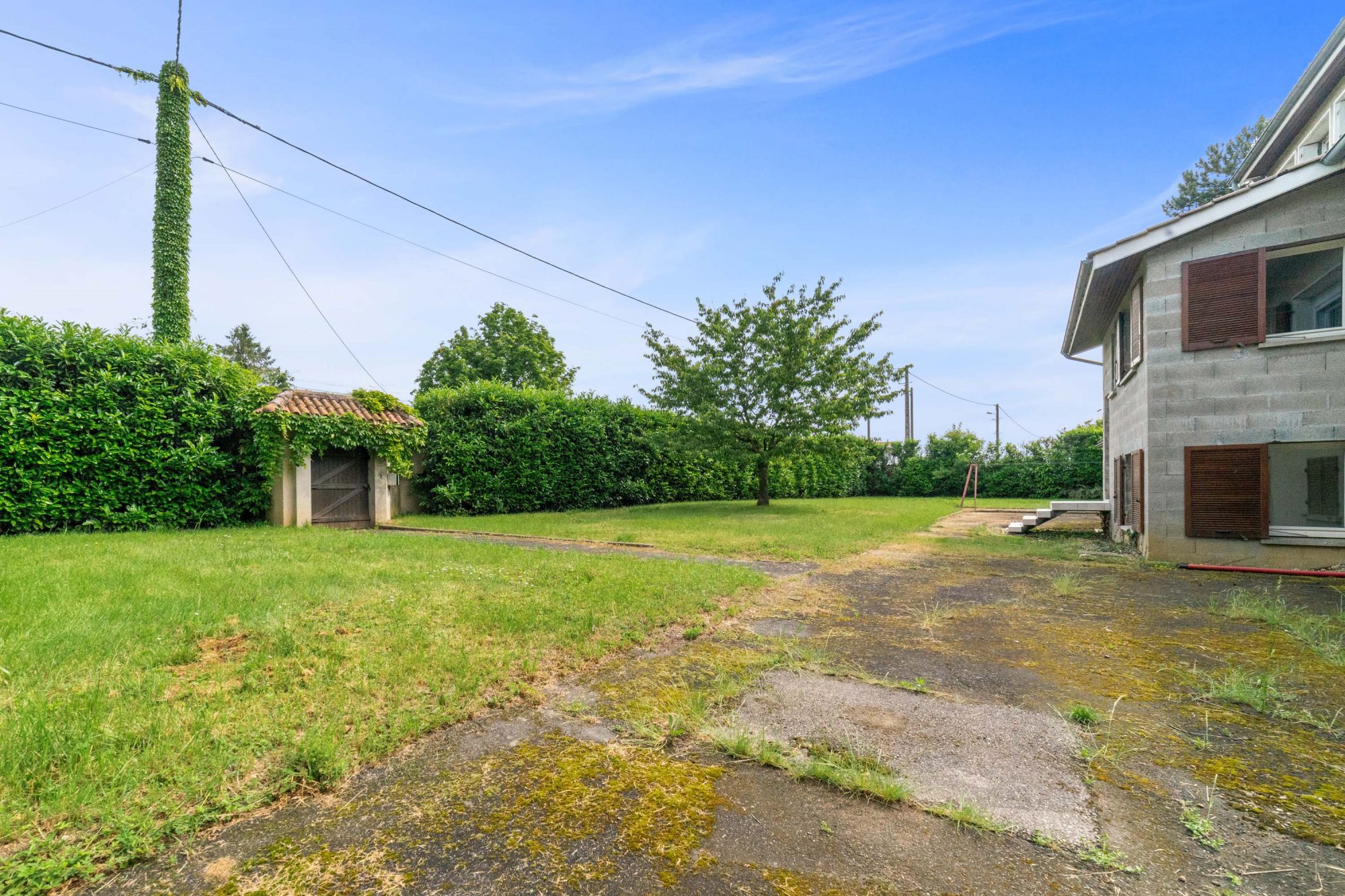 Maison de 300m2, terrain de 2596m2 à Sainte Euphémie. Sainte-Euphémie 01600