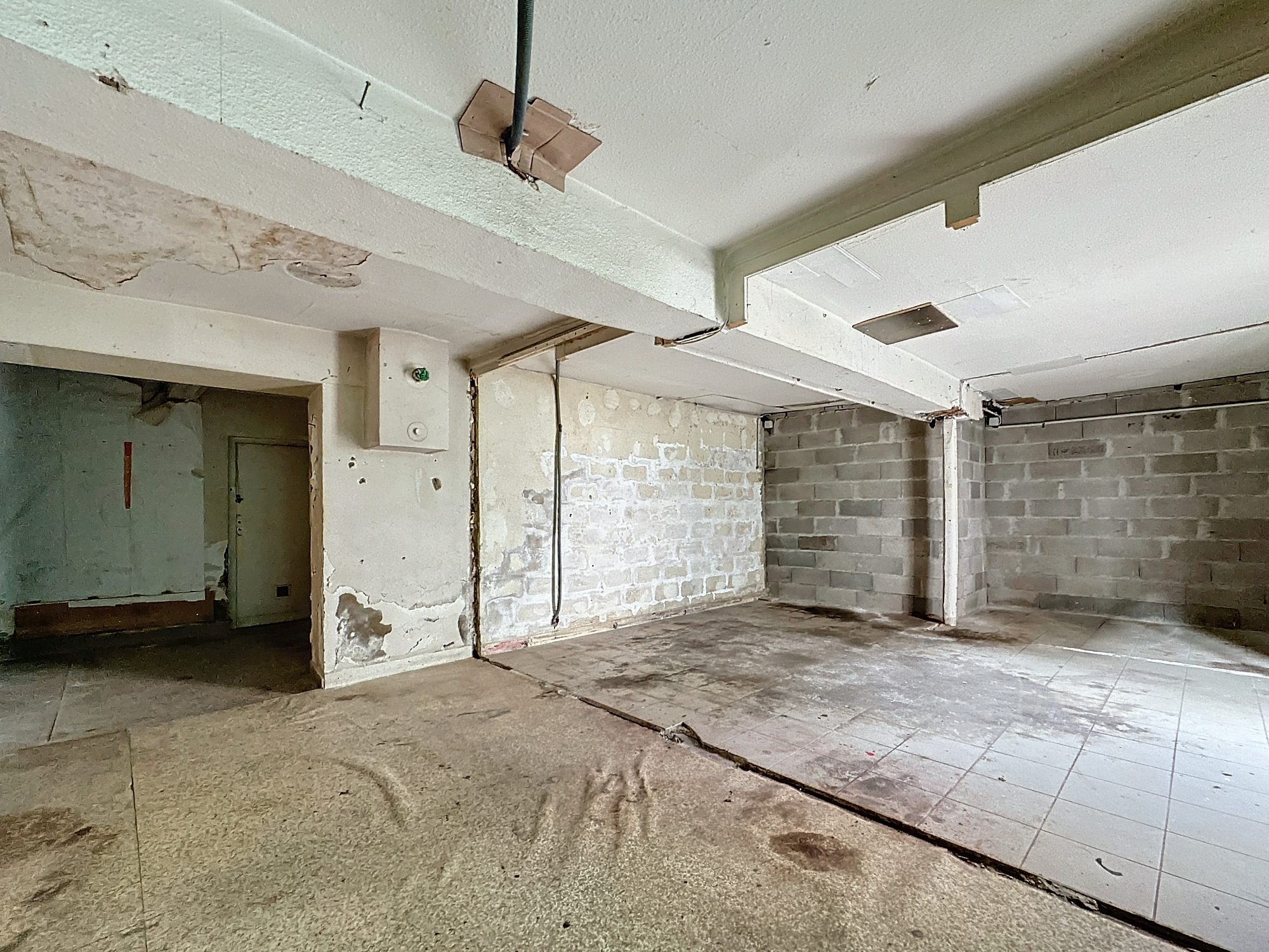 GARAGE POUVANT SERVIR D'ATELIER