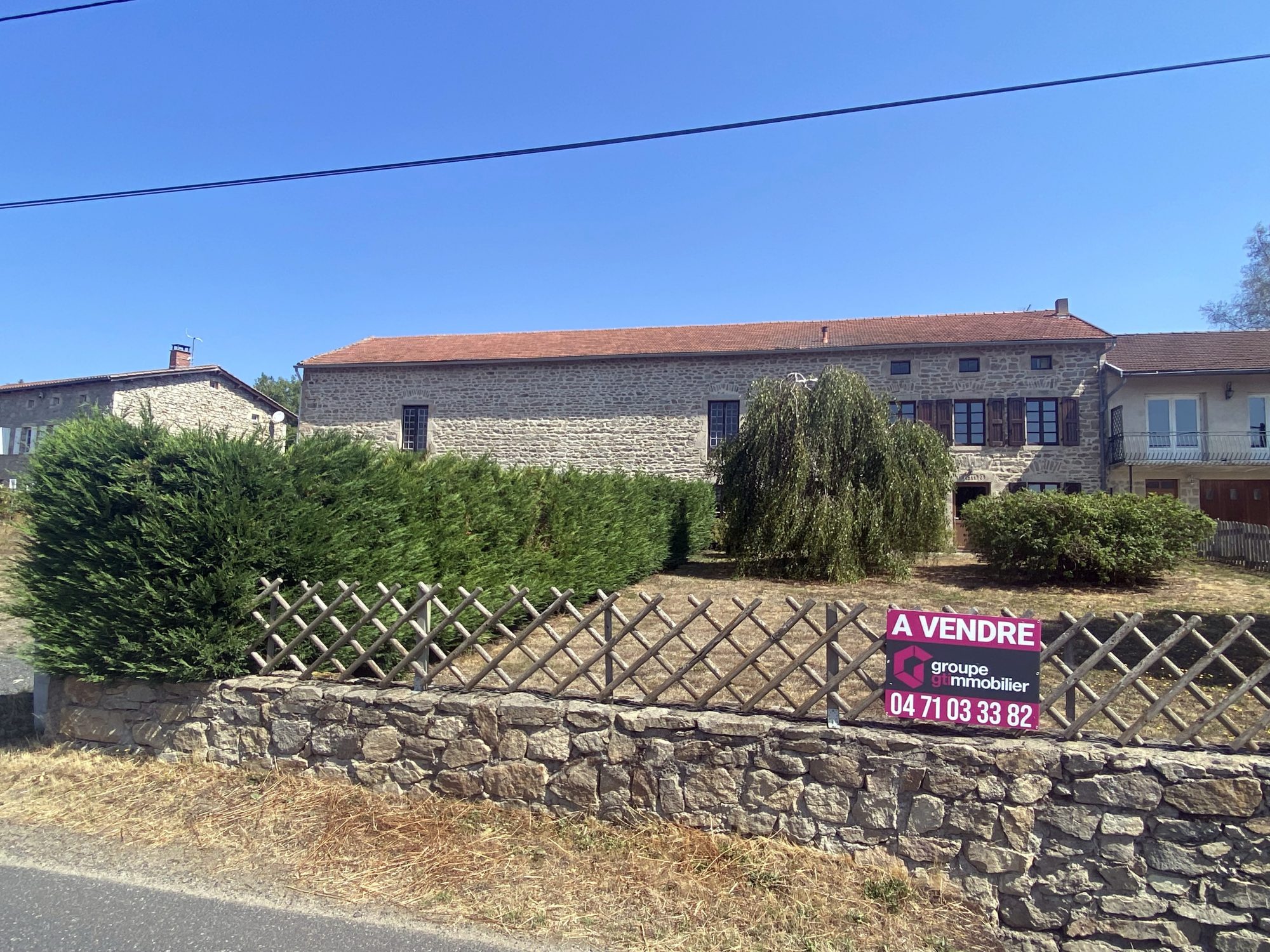 Ferme en pierres sur terrain attenant