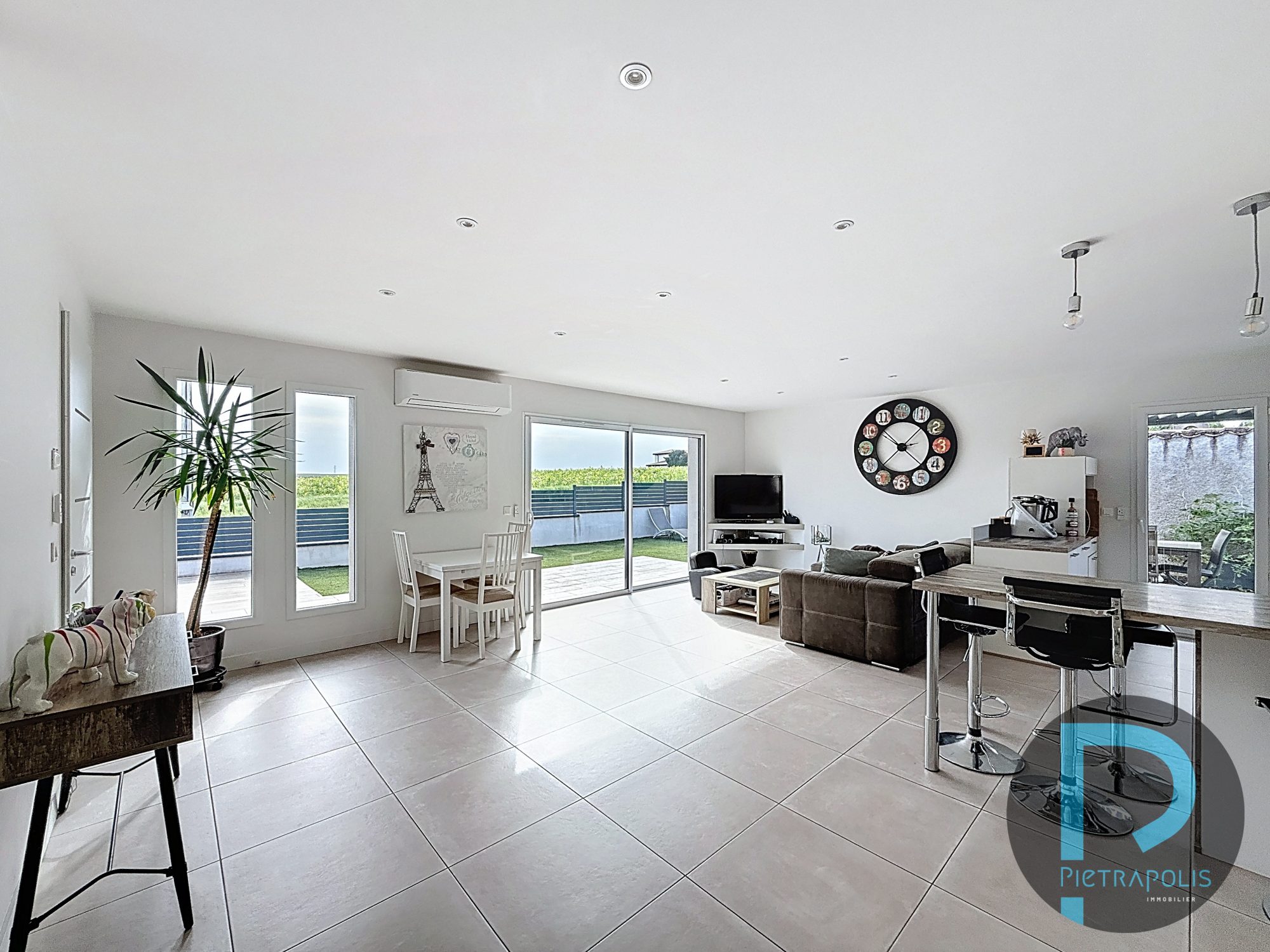 Maison de plain-pied de 92m² - 3 chambres - Terrain de 371m² - garage - 3 places de parkings Chaleins 01480